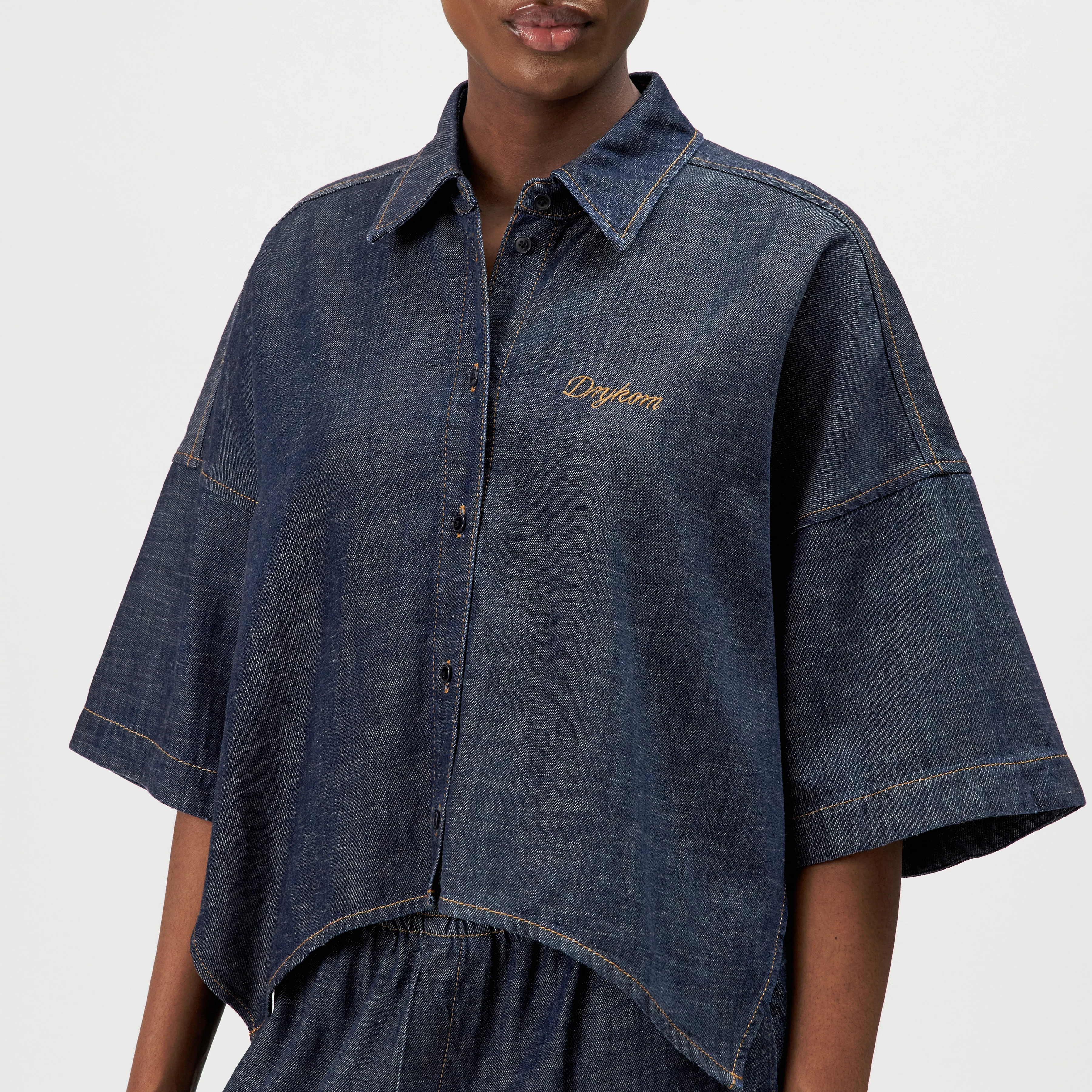 SERITH - Boxy shirt blouse in denim look - women - blue - Detailansicht am Model