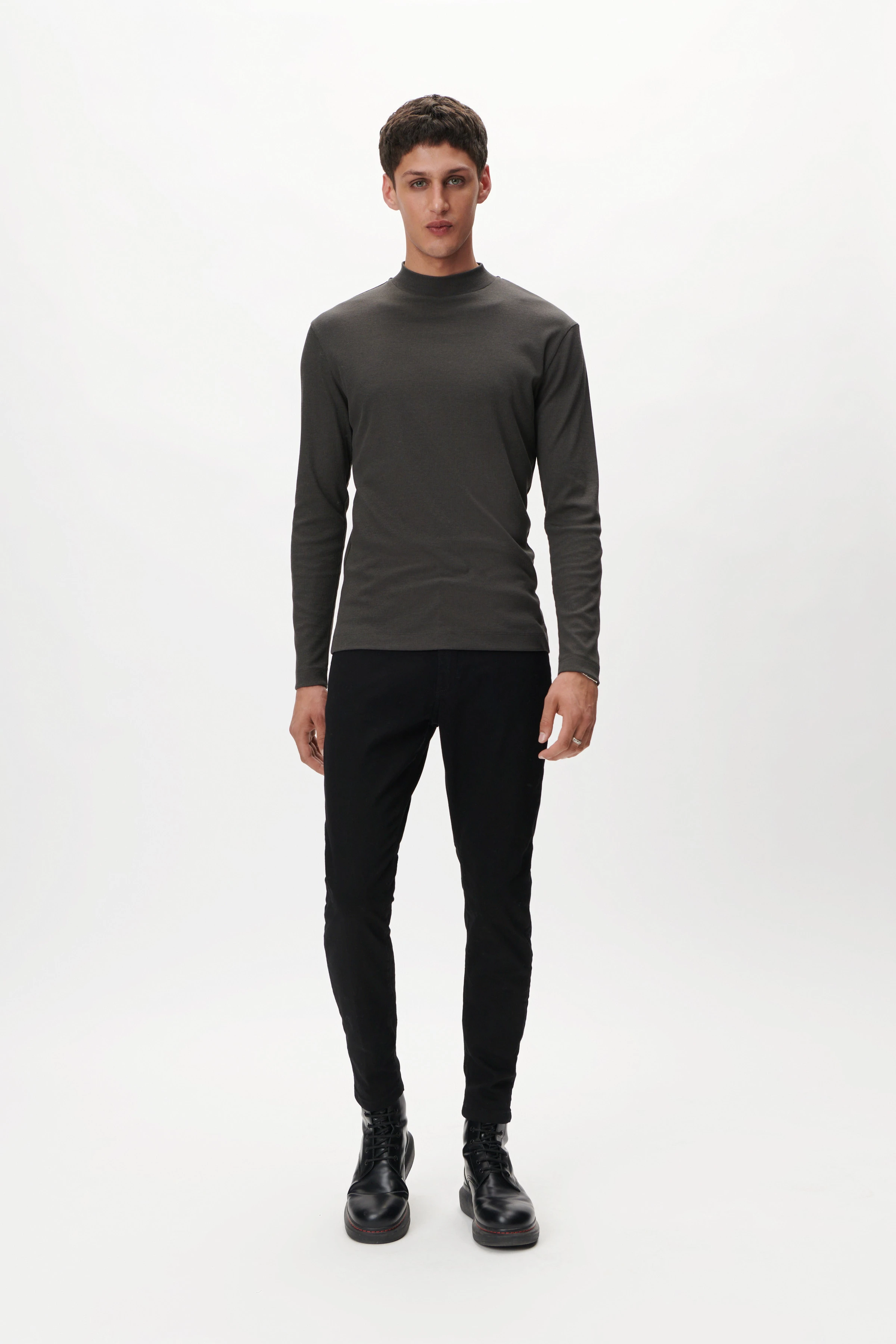 MORITZ - longsleeve in fine rib in lyocell-mix - men - green - Ganzkörper-Frontansicht