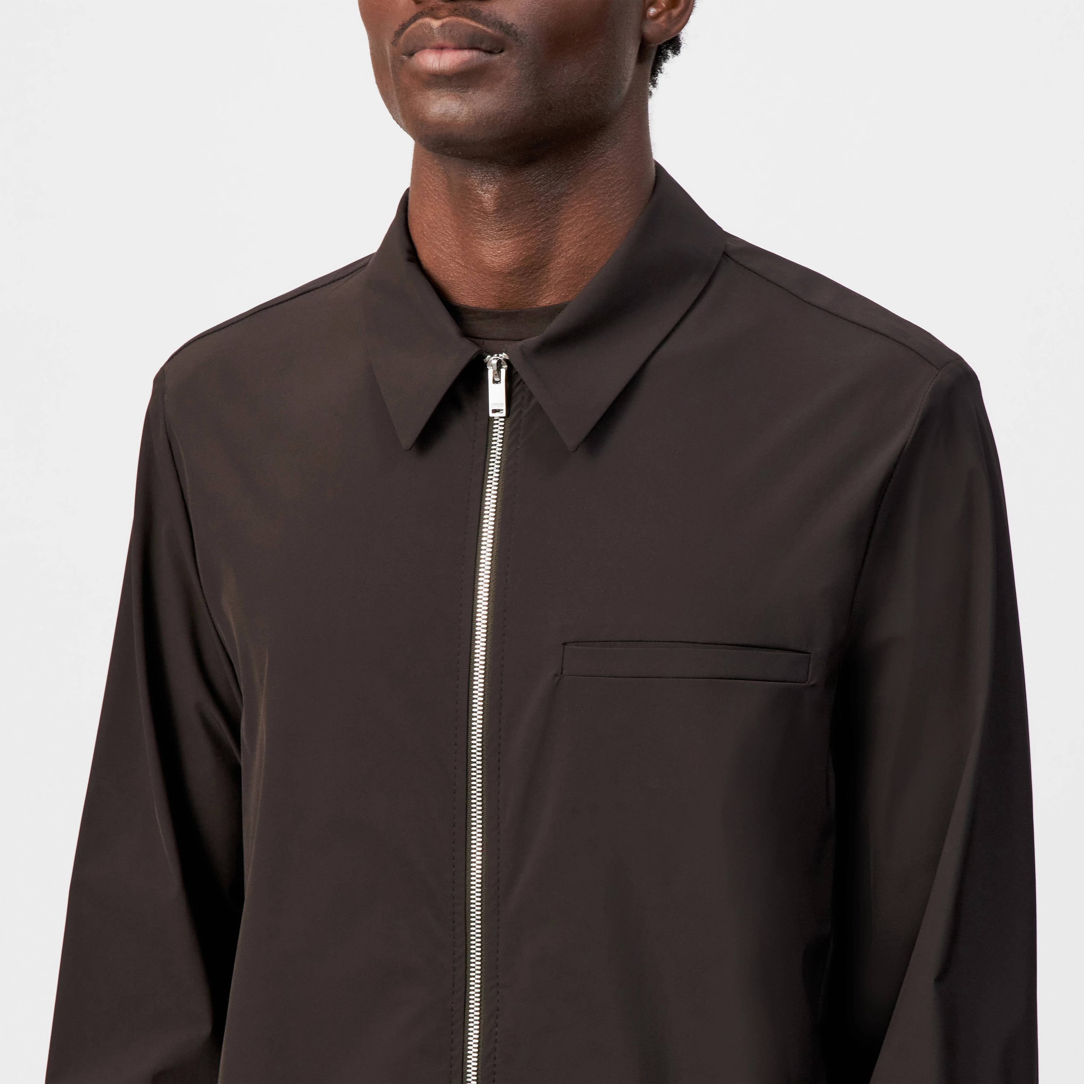 JOTTAR - Regular fit zip jacket made of lightweight nylon - men - brown - Detailansicht am Model