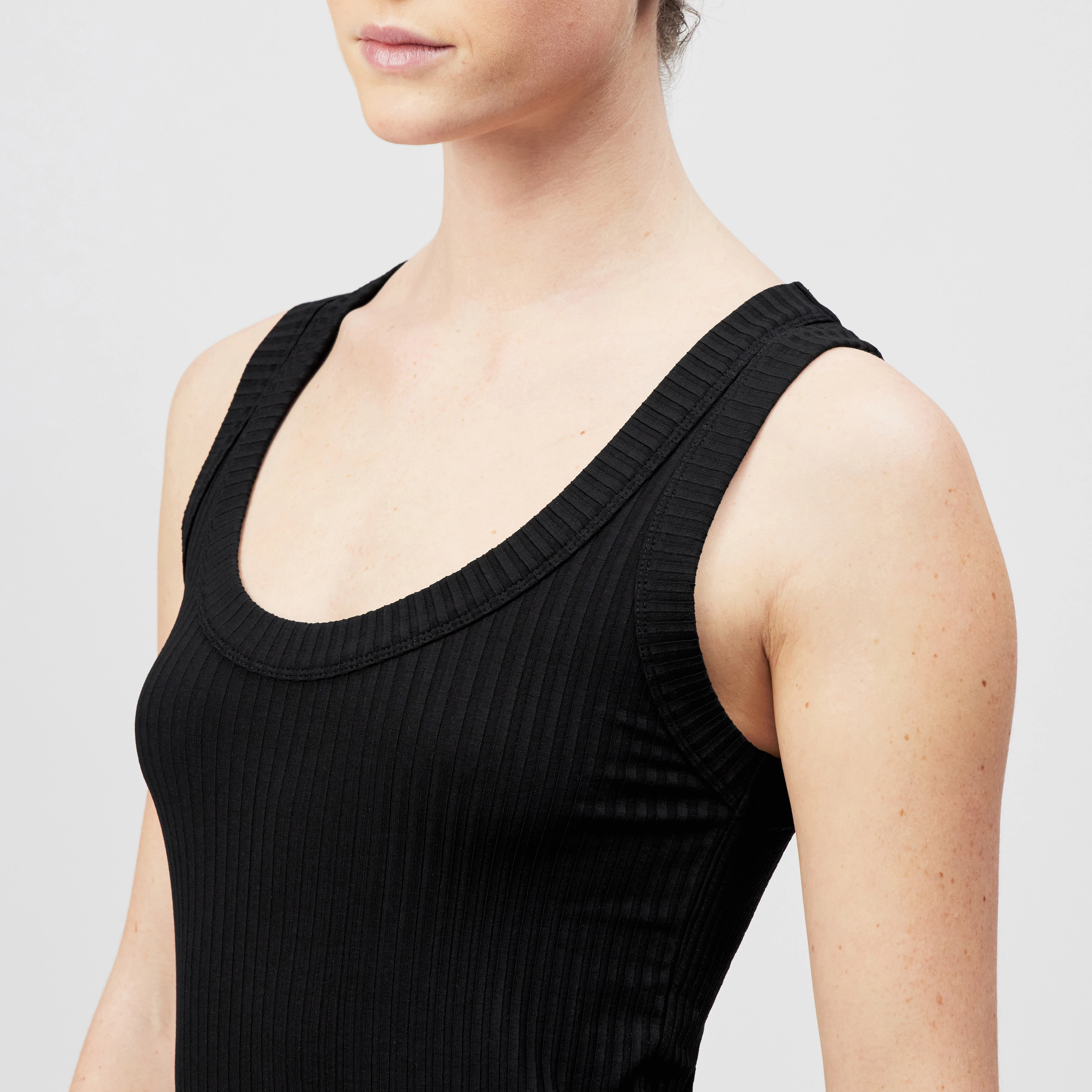 TAVIRA - Ribbed Jersey Tank Top - women - black - Detailansicht am Model