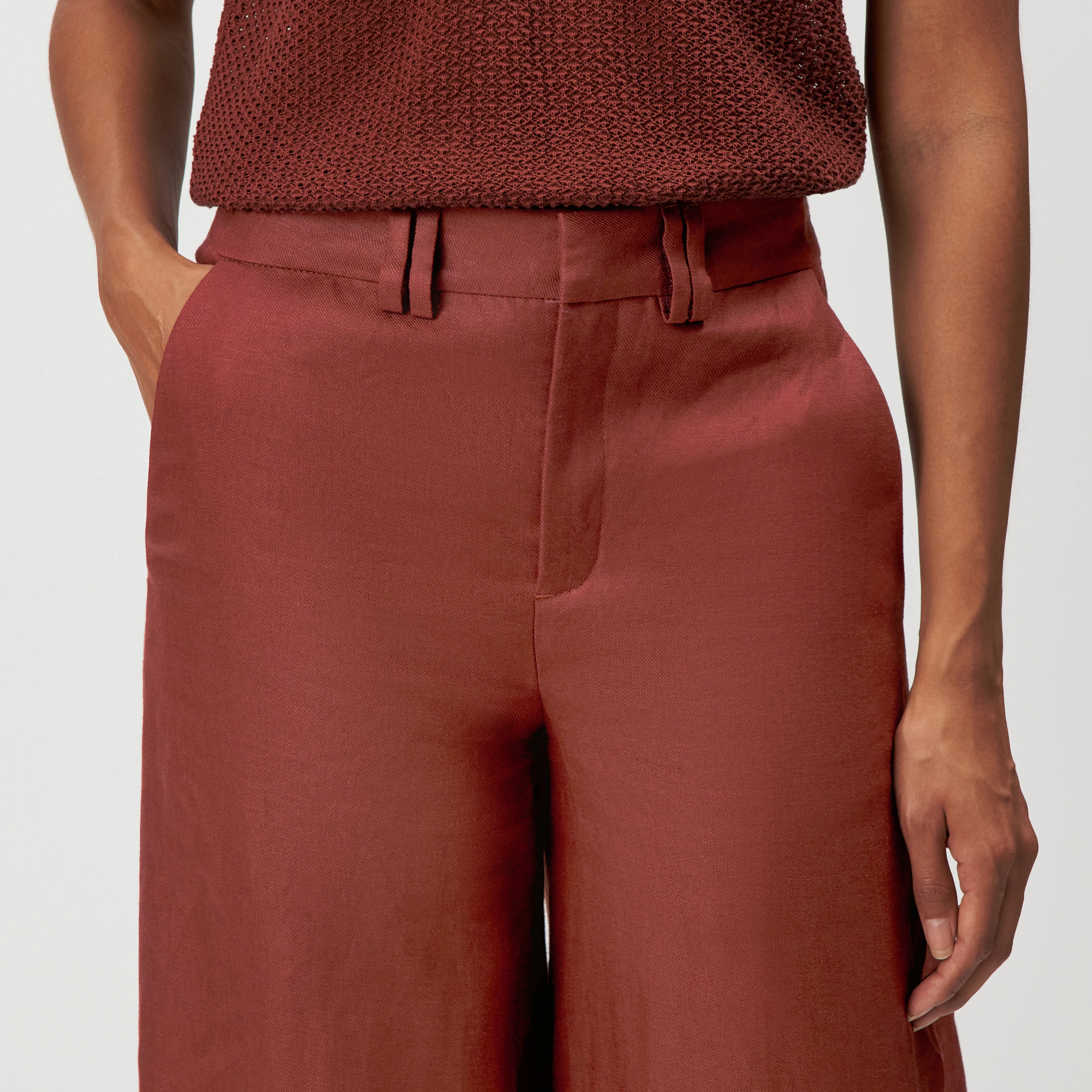 AQUITE - Pantalon Marlene en pur lin - women - rouge - Detailansicht am Model