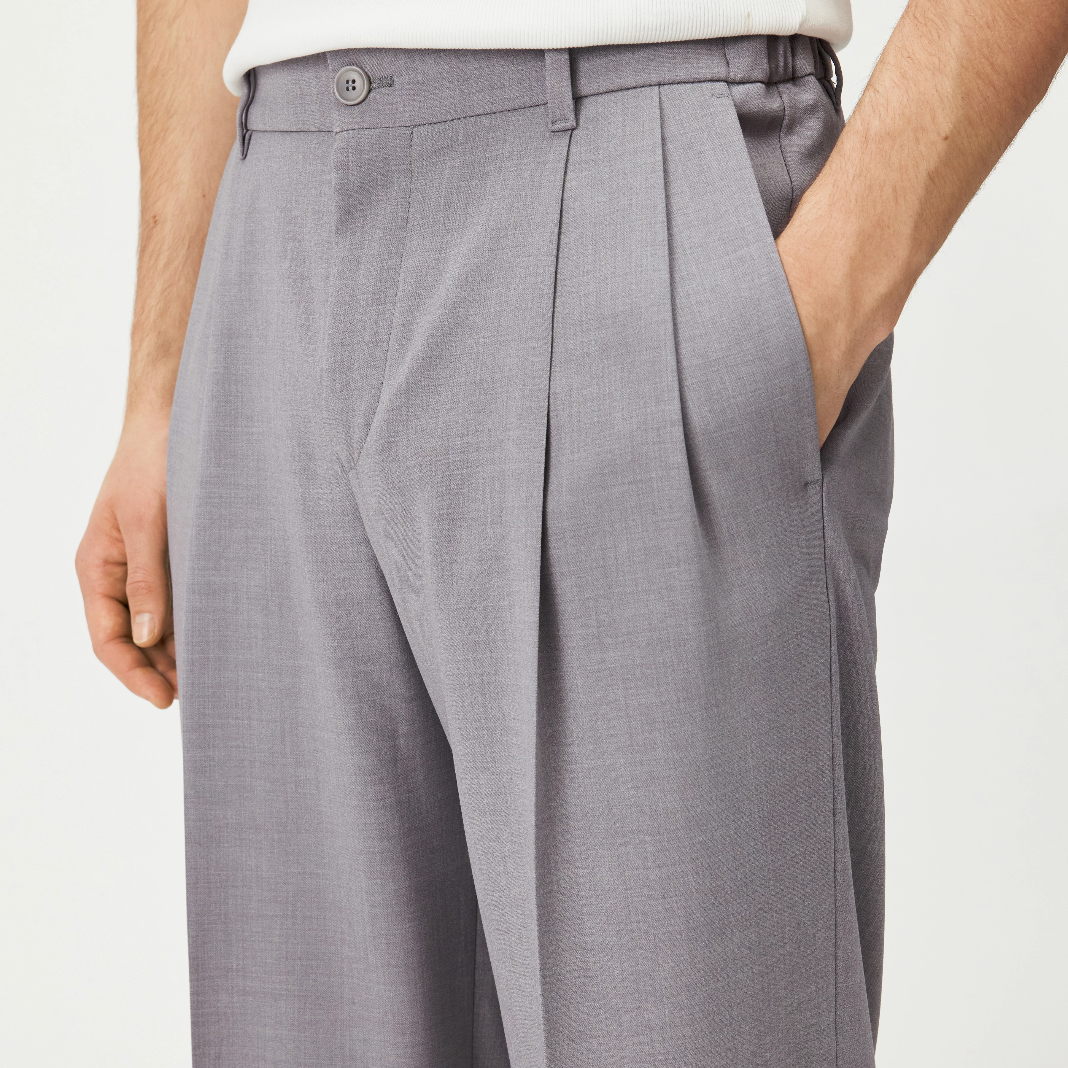 LEEK_WIDE - Relaxed fit pleated trousers in gabardine - men - grey - Detailansicht am Model