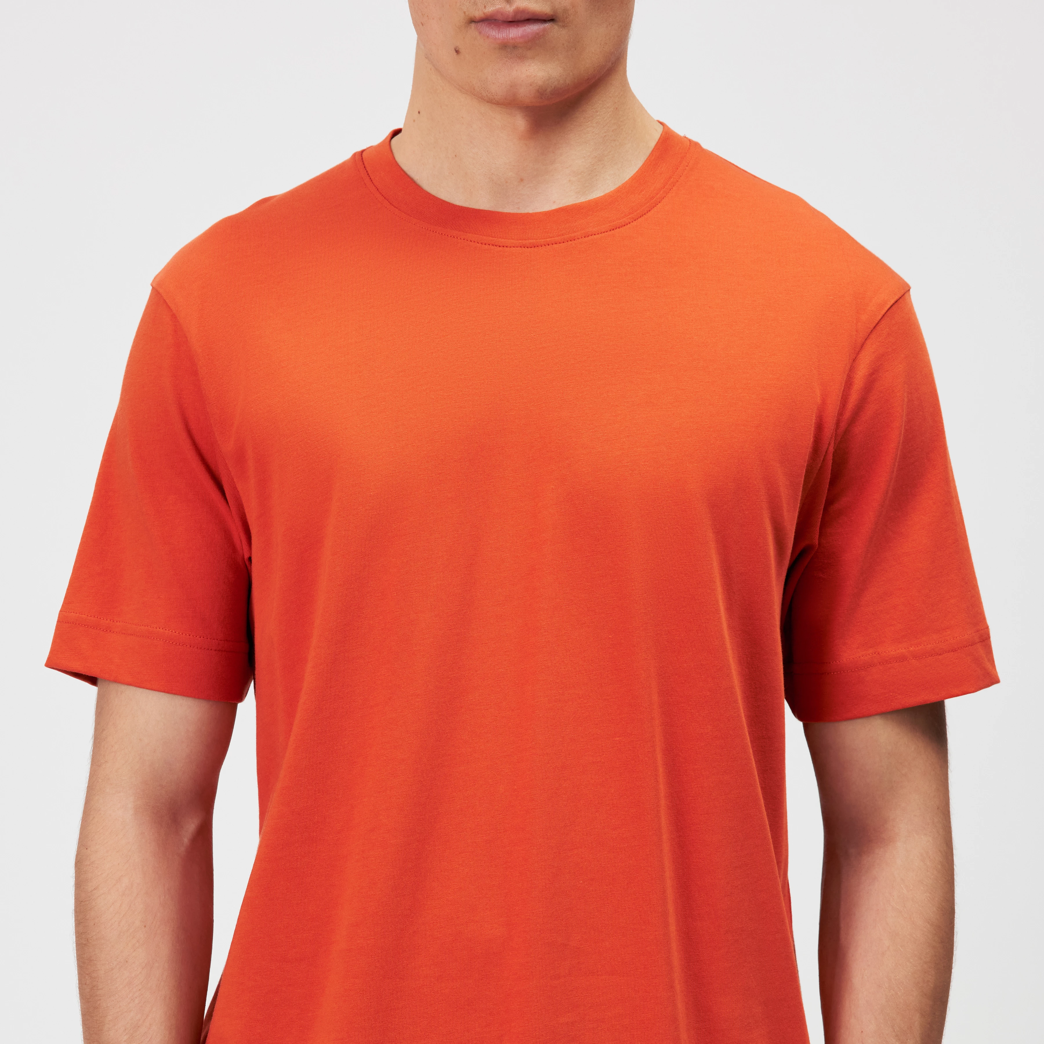 RAPHAEL - T-shirt in pure cotton - men - orange - Detailansicht am Model