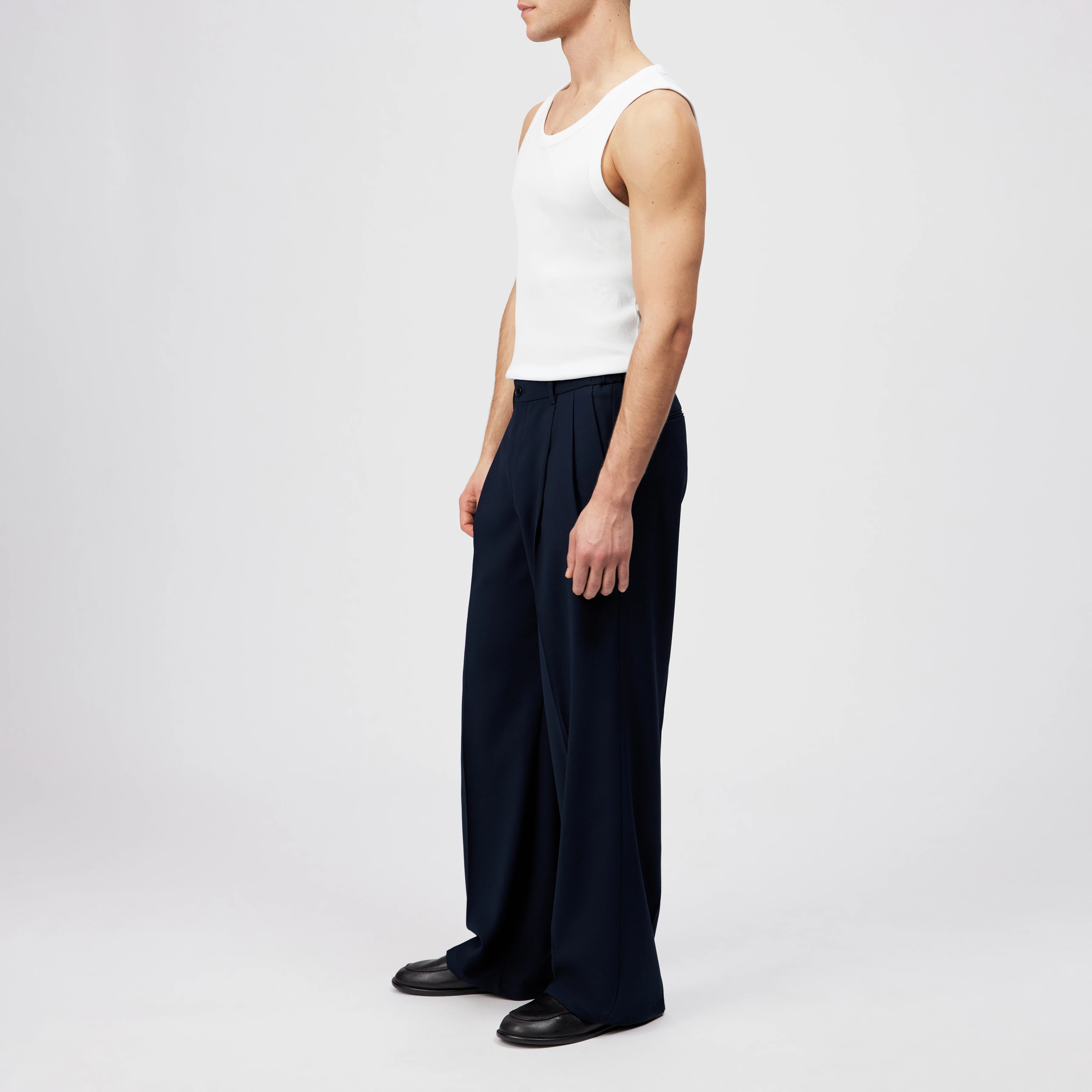 LEEK_WIDE - Relaxed fit broek met bandplooien van gabardine - heren - blauw - Seitenansicht