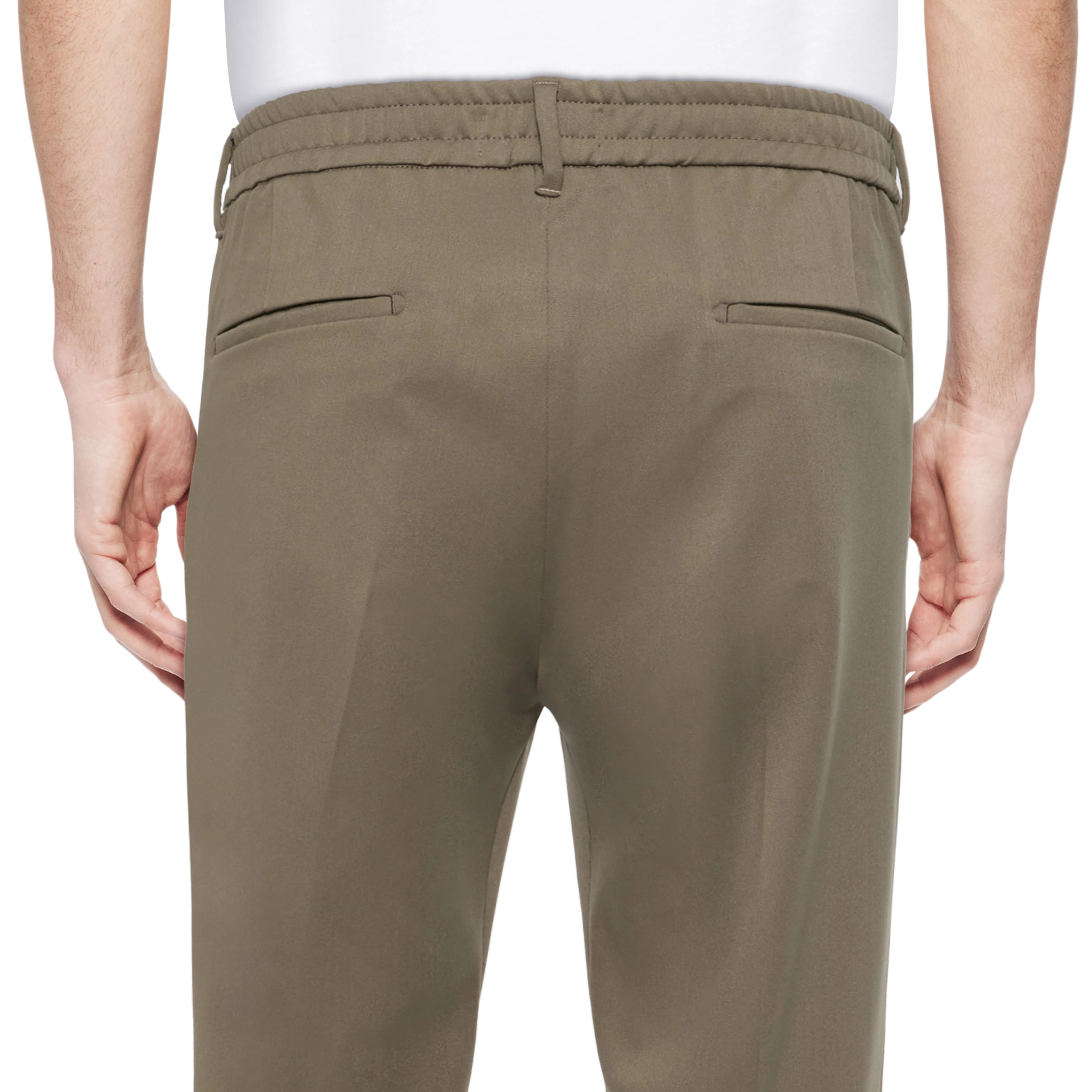 CHASY_RGLR - Casual trousers with pleats in heavy satin - men - green - Detailansicht am Model