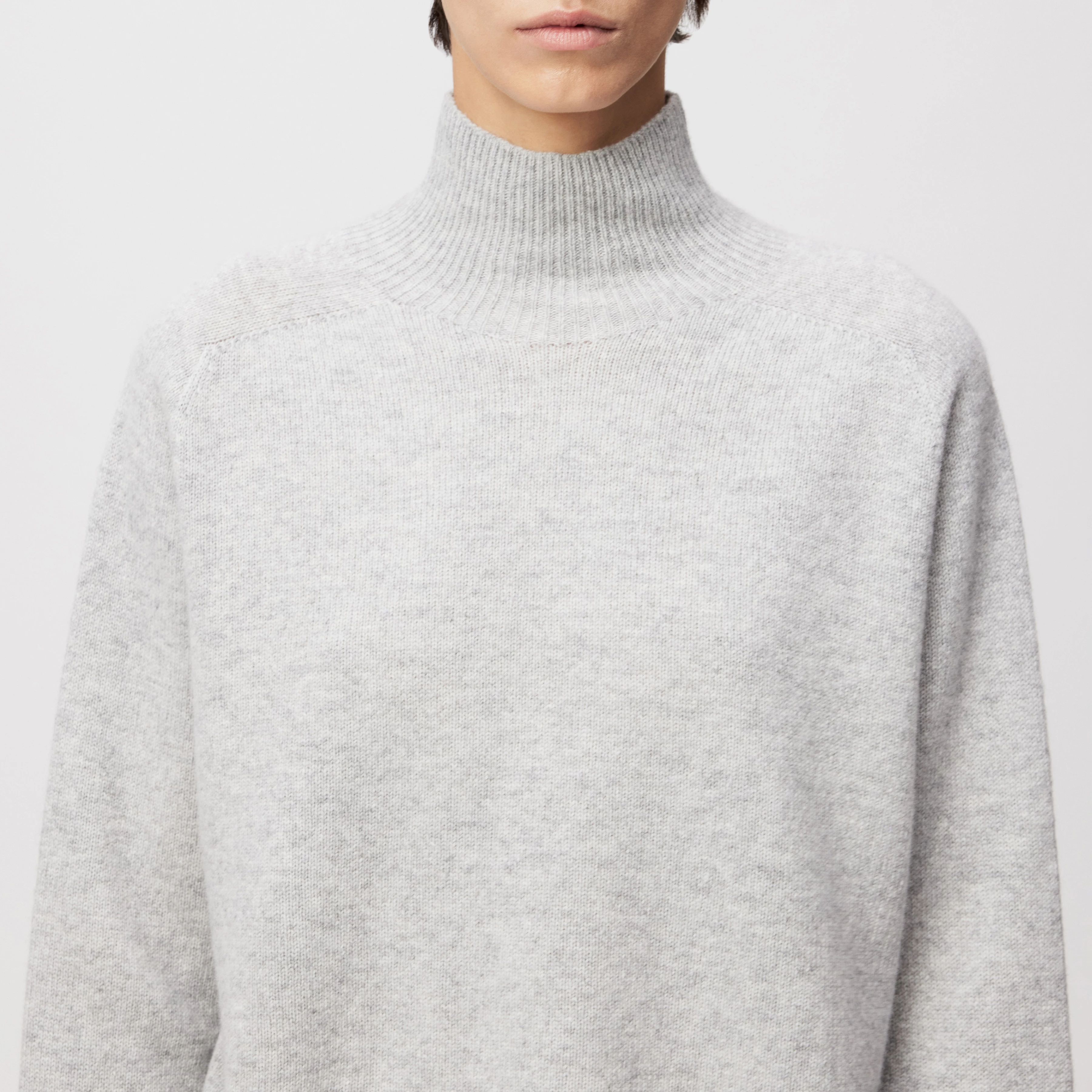 LYZIMA - Turtleneck jumper in virgin wool - women - grey - Detailansicht am Model