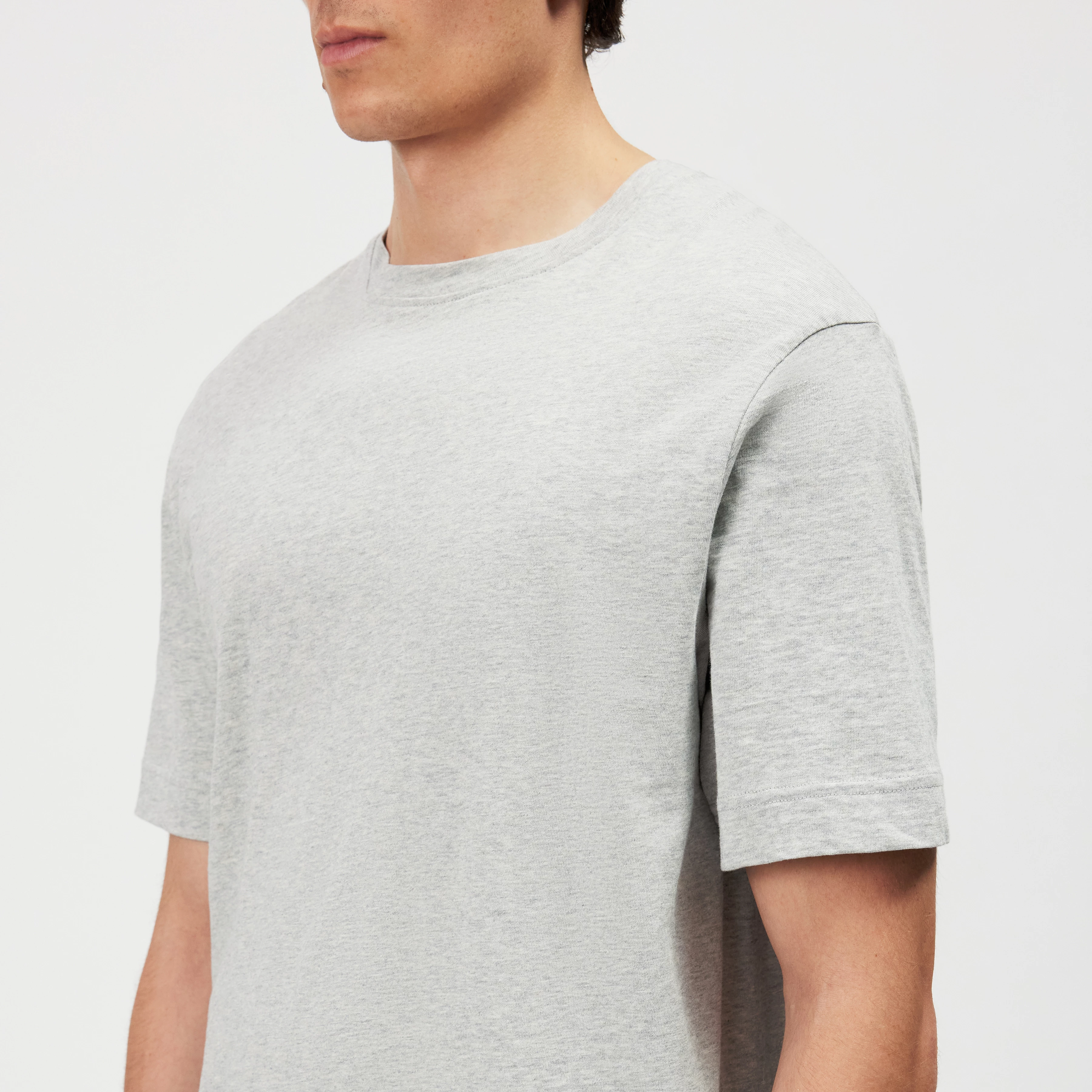 RAPHAEL - T-shirt in pure cotton - men - grey - Detailansicht am Model