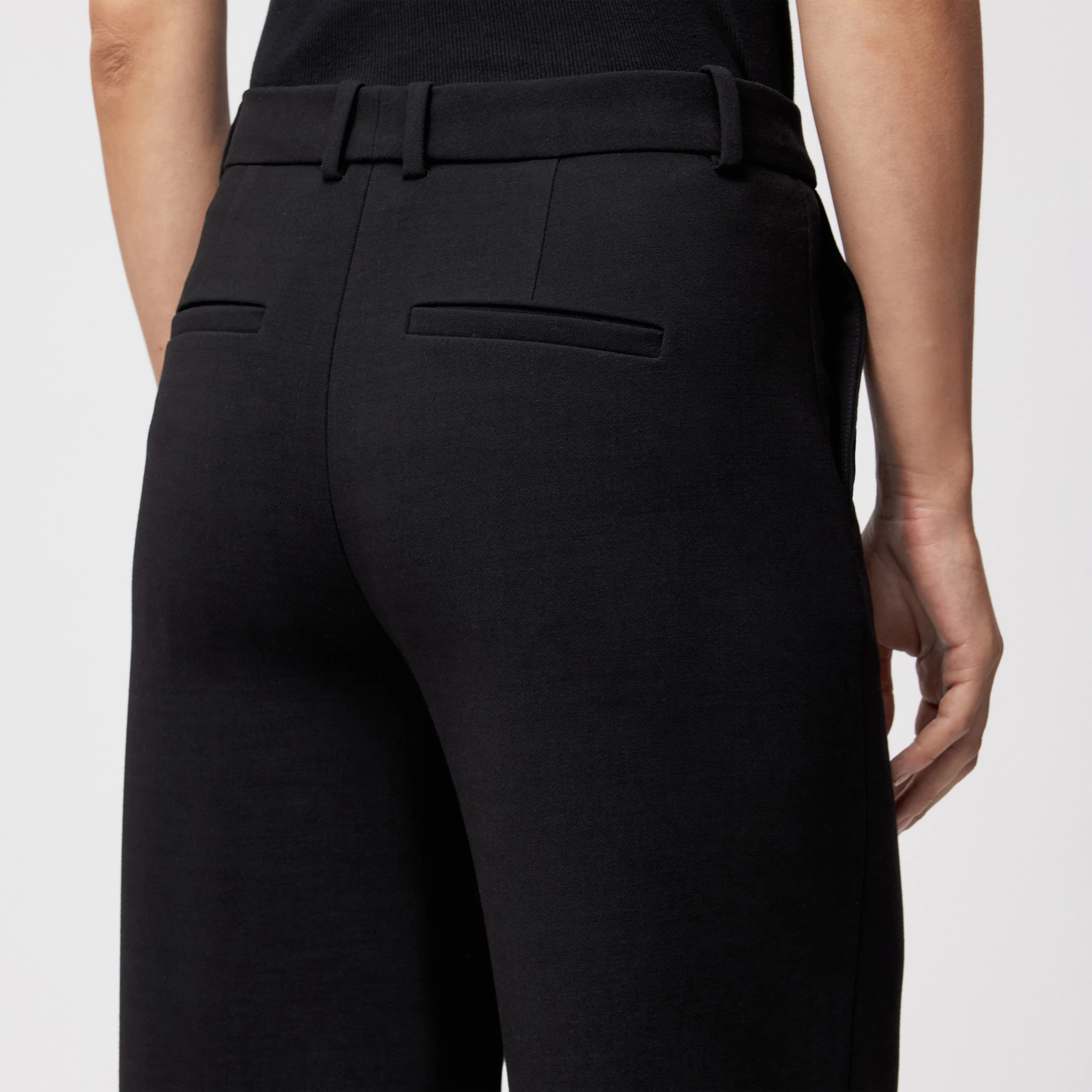 DESK - Hose mit Barrel-Leg in technischem Gabardine - Damen - schwarz - Detailansicht am Model