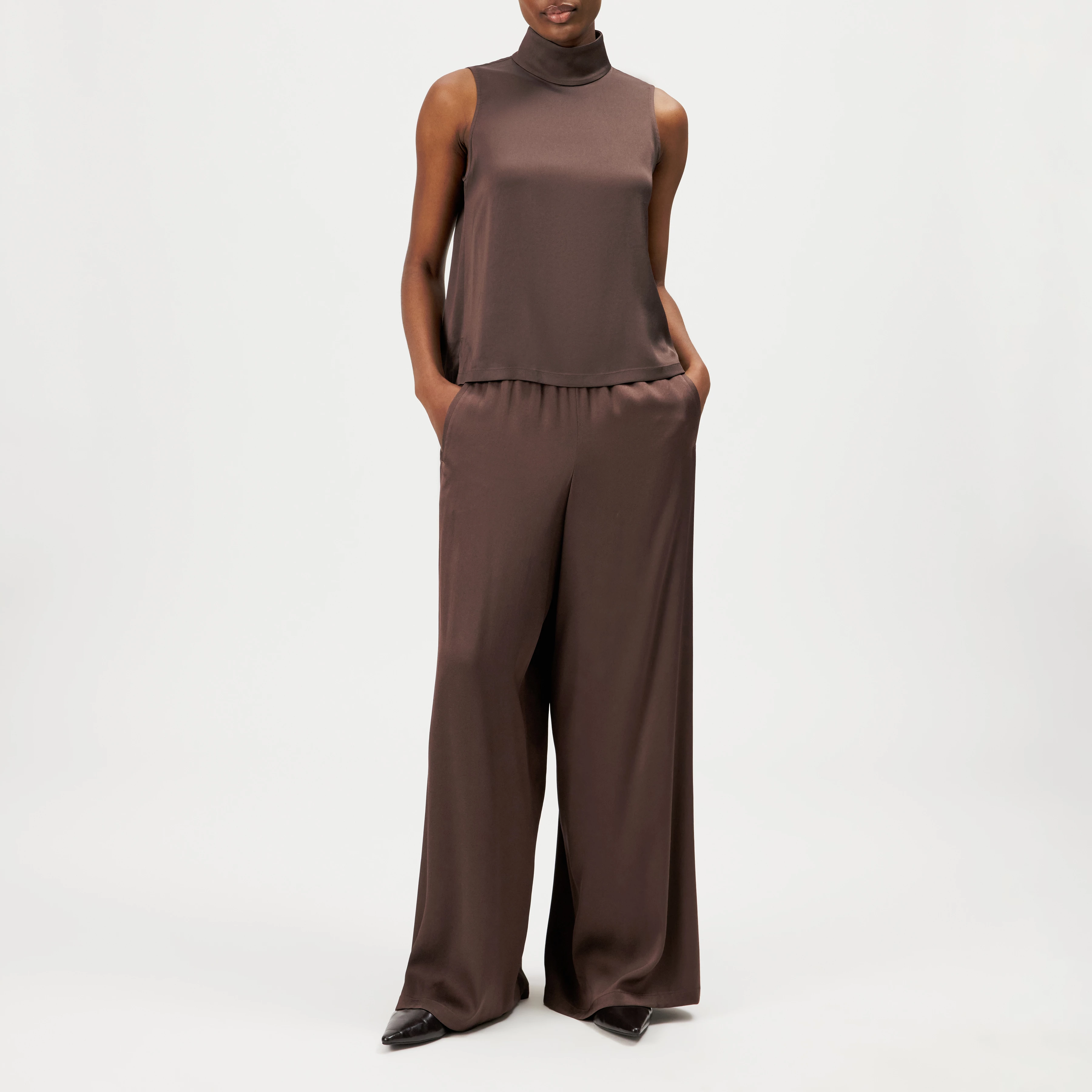 HALIRA - Top blouse en satin à col montant - women - marron - Ganzkörper-Frontansicht