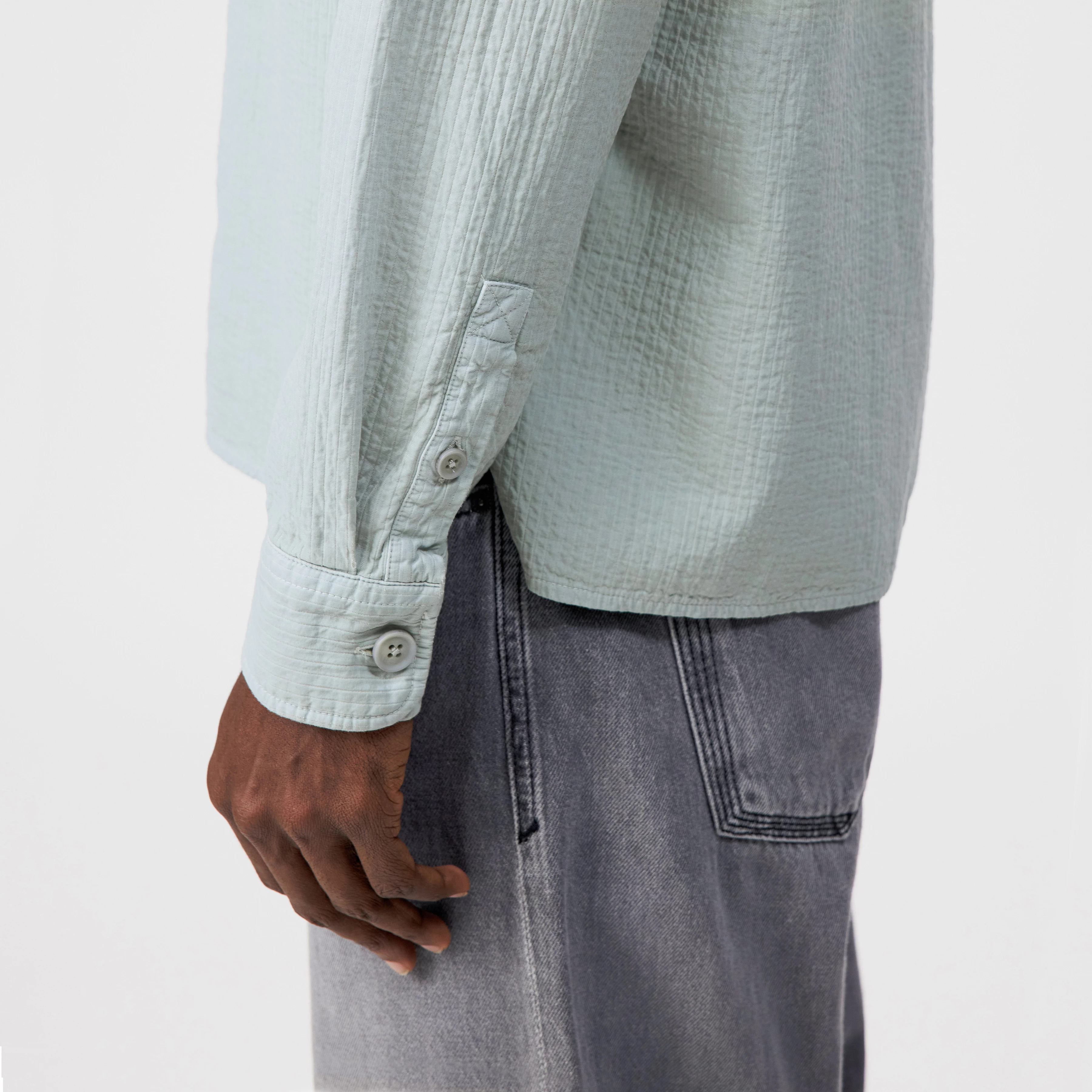 GUNRAY - Relaxed fit seersucker overshirt - men - green - Detailansicht am Model