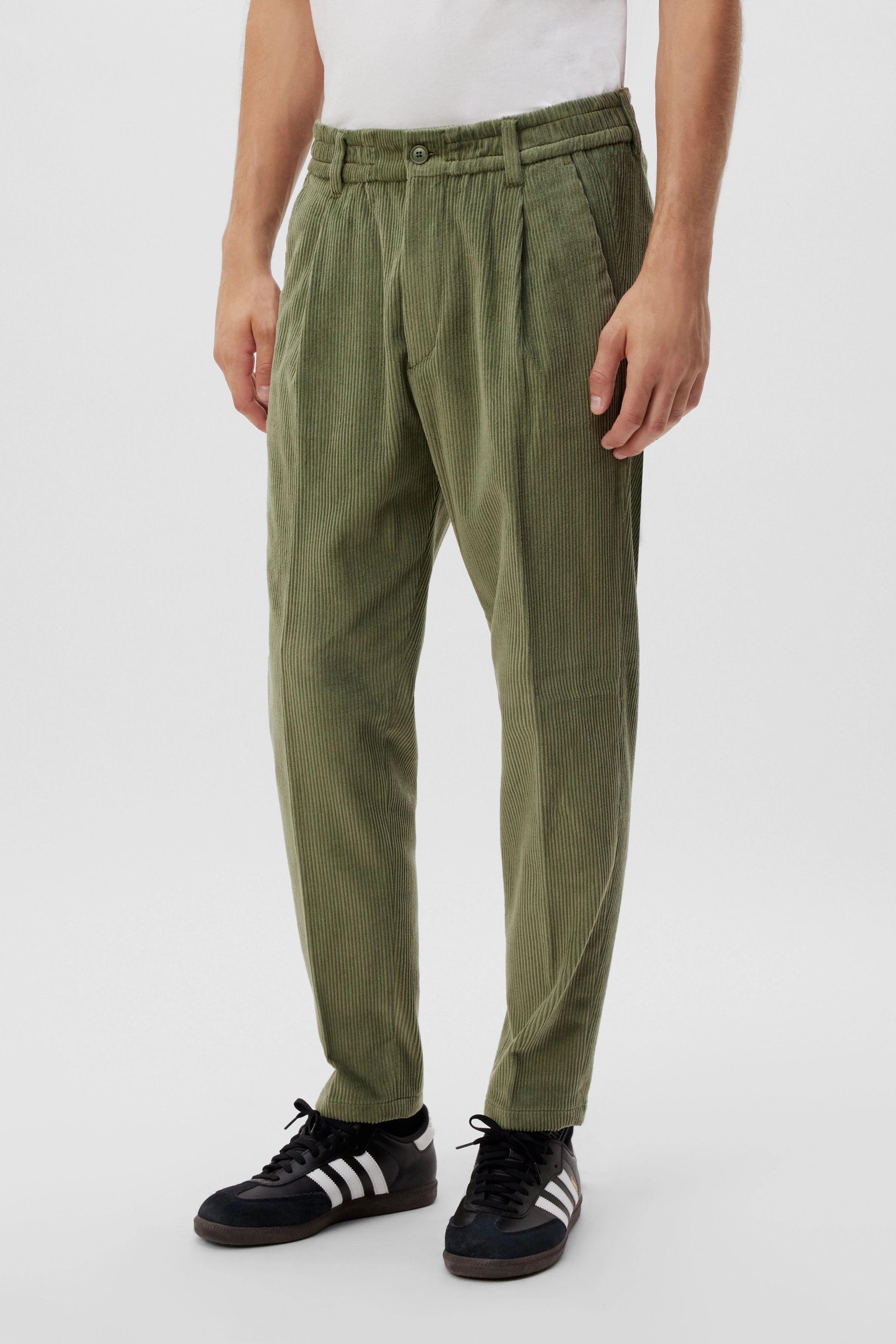 CHASY - casual trousers with pleat in corduroy - men - green - Frontansicht