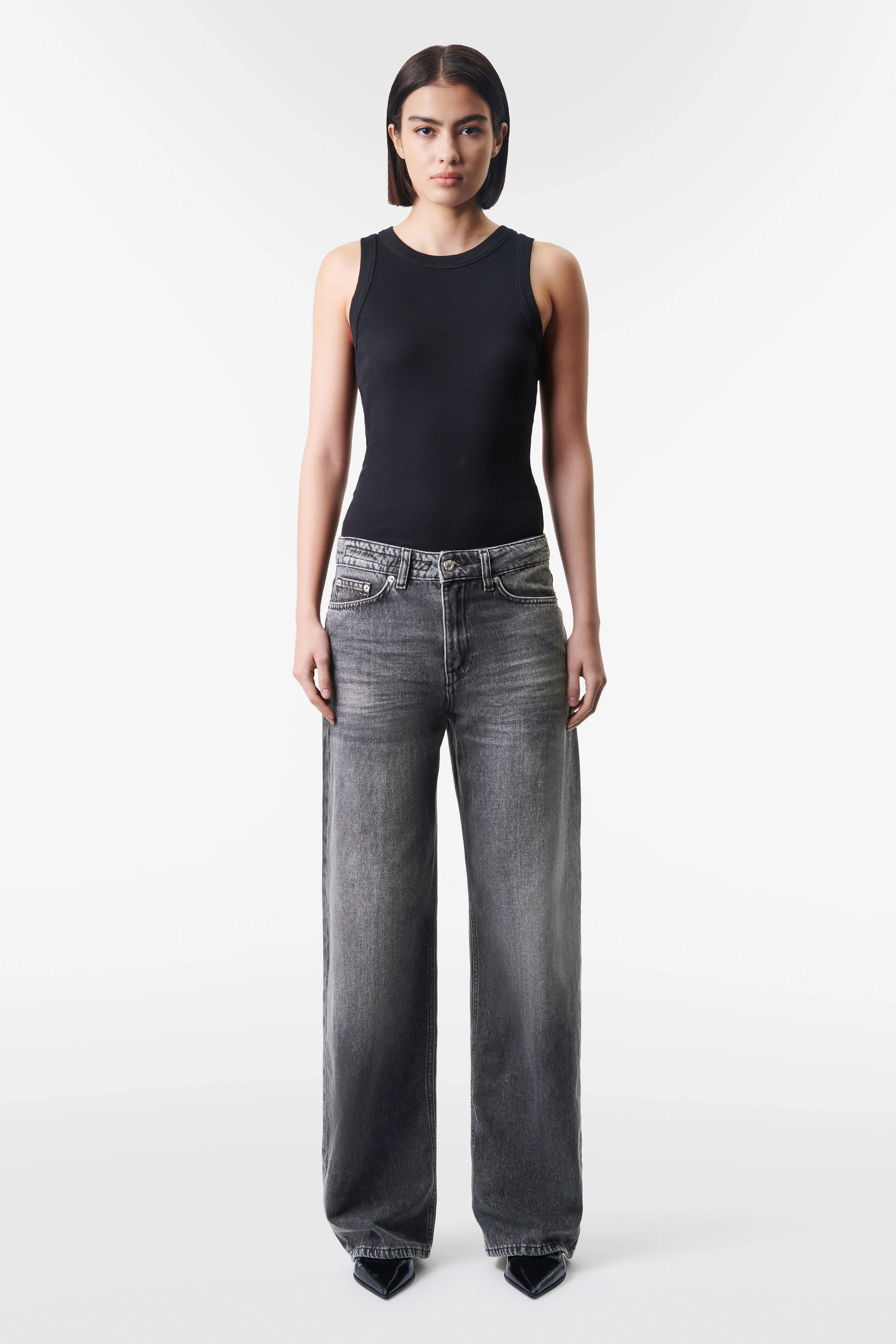 MEDLEY - Mid-Waist Jeans mit weitem Bein in fließendem grey Denim - Damen - grau - Ganzkörper-Frontansicht