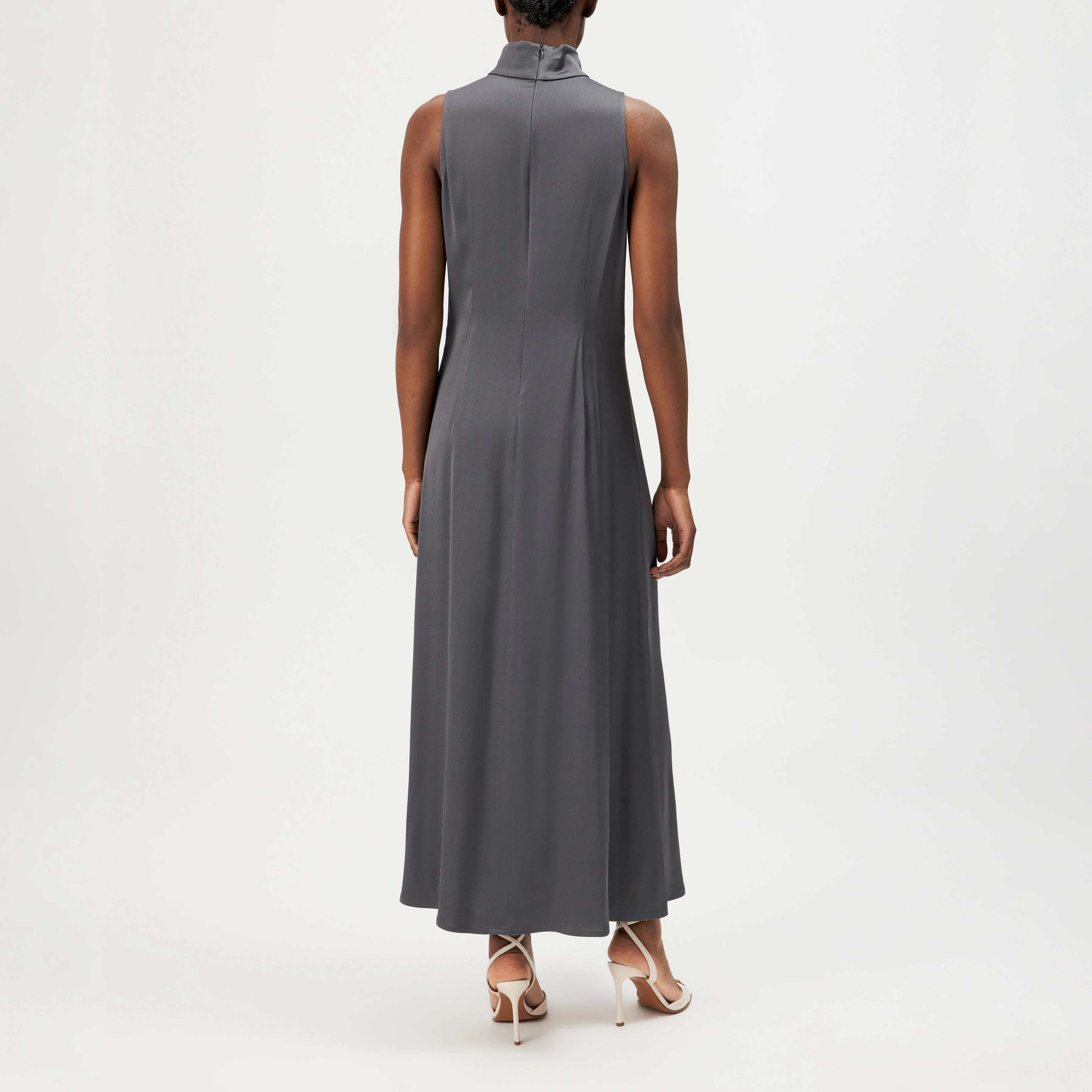 AMABEL - Maxi Stehkragen Kleid in Satin - Damen - grau - Rückansicht