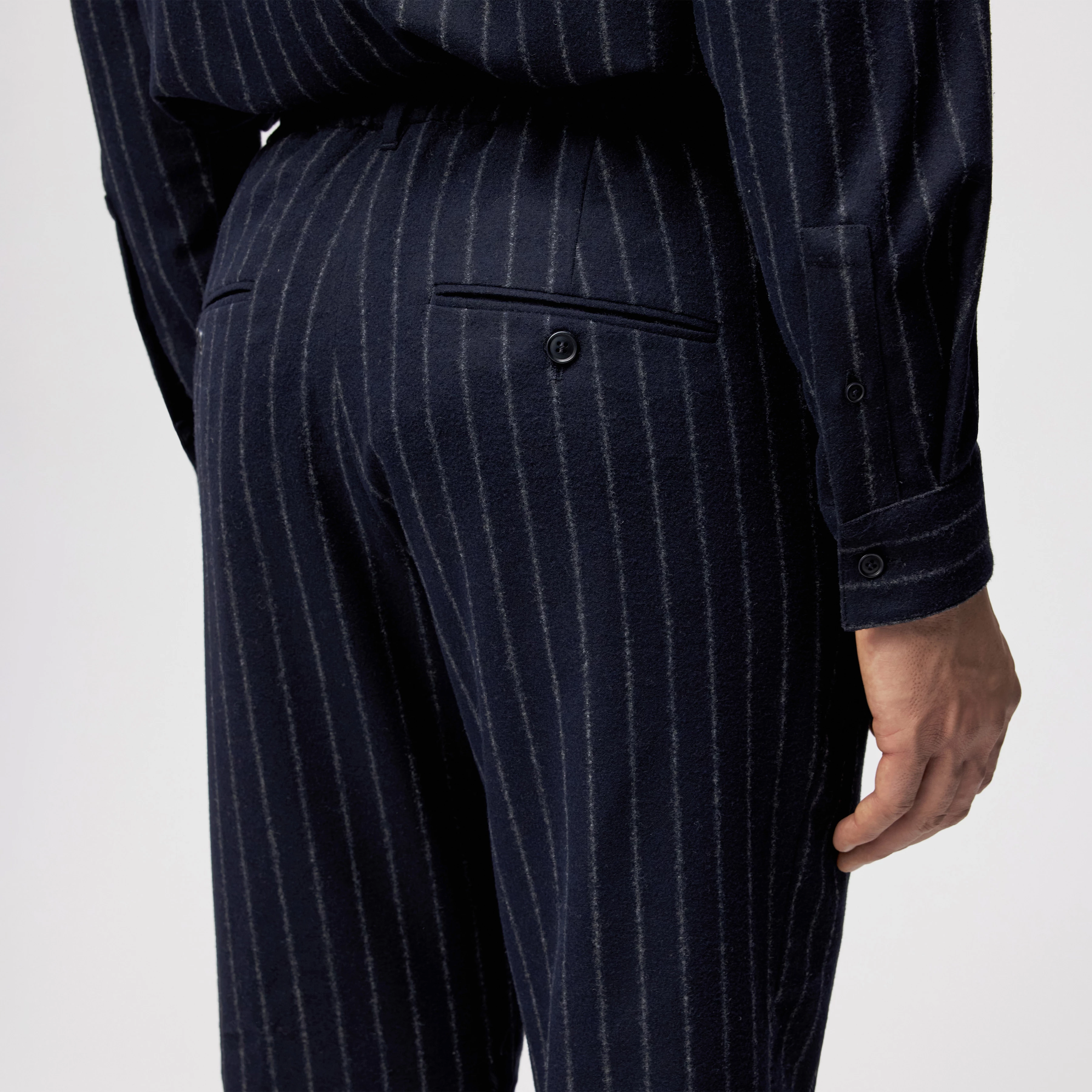 GARONA_B - Casual chinos in flannel - men - blue - Detailansicht am Model