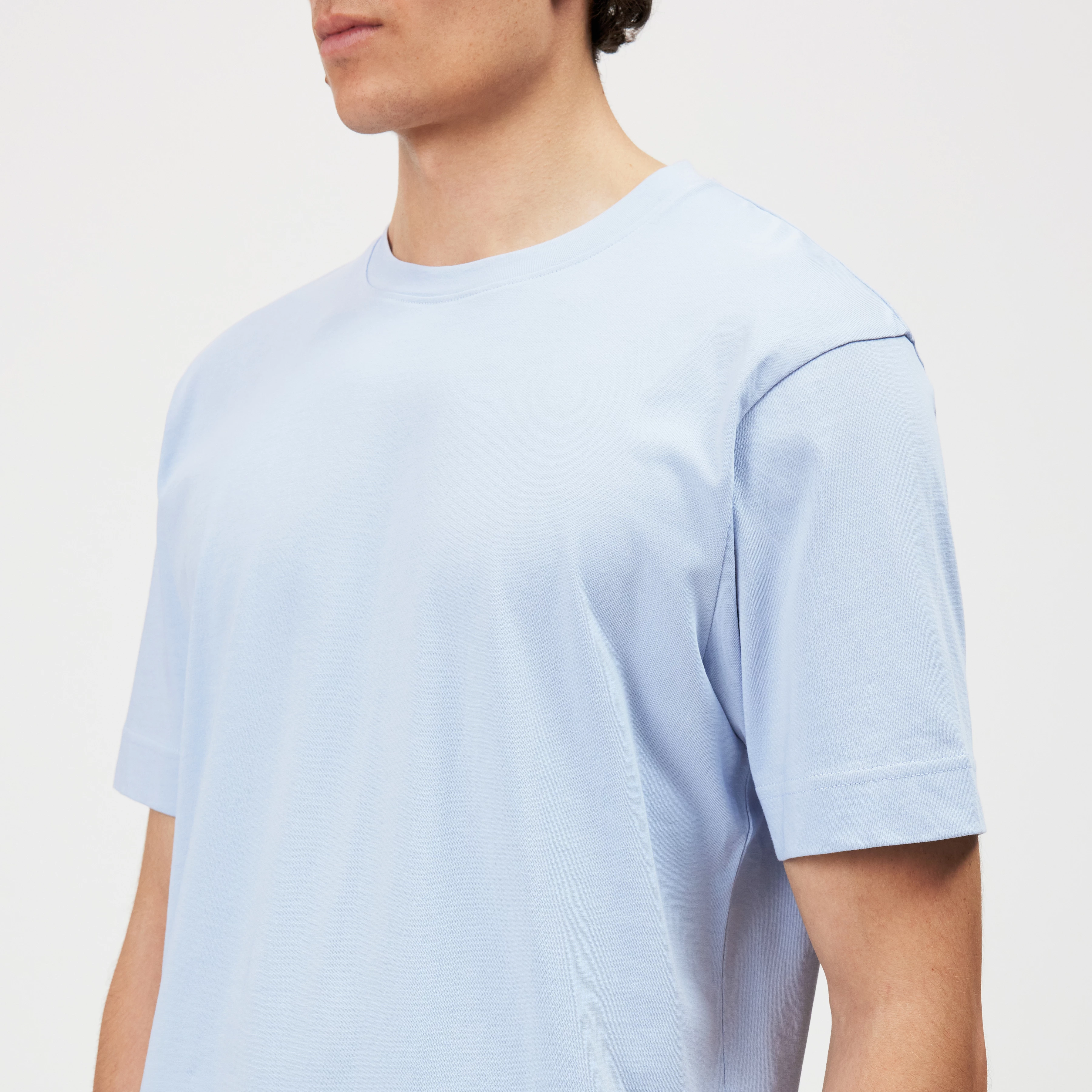 RAPHAEL - T-shirt in pure cotton - men - blue - Detailansicht am Model