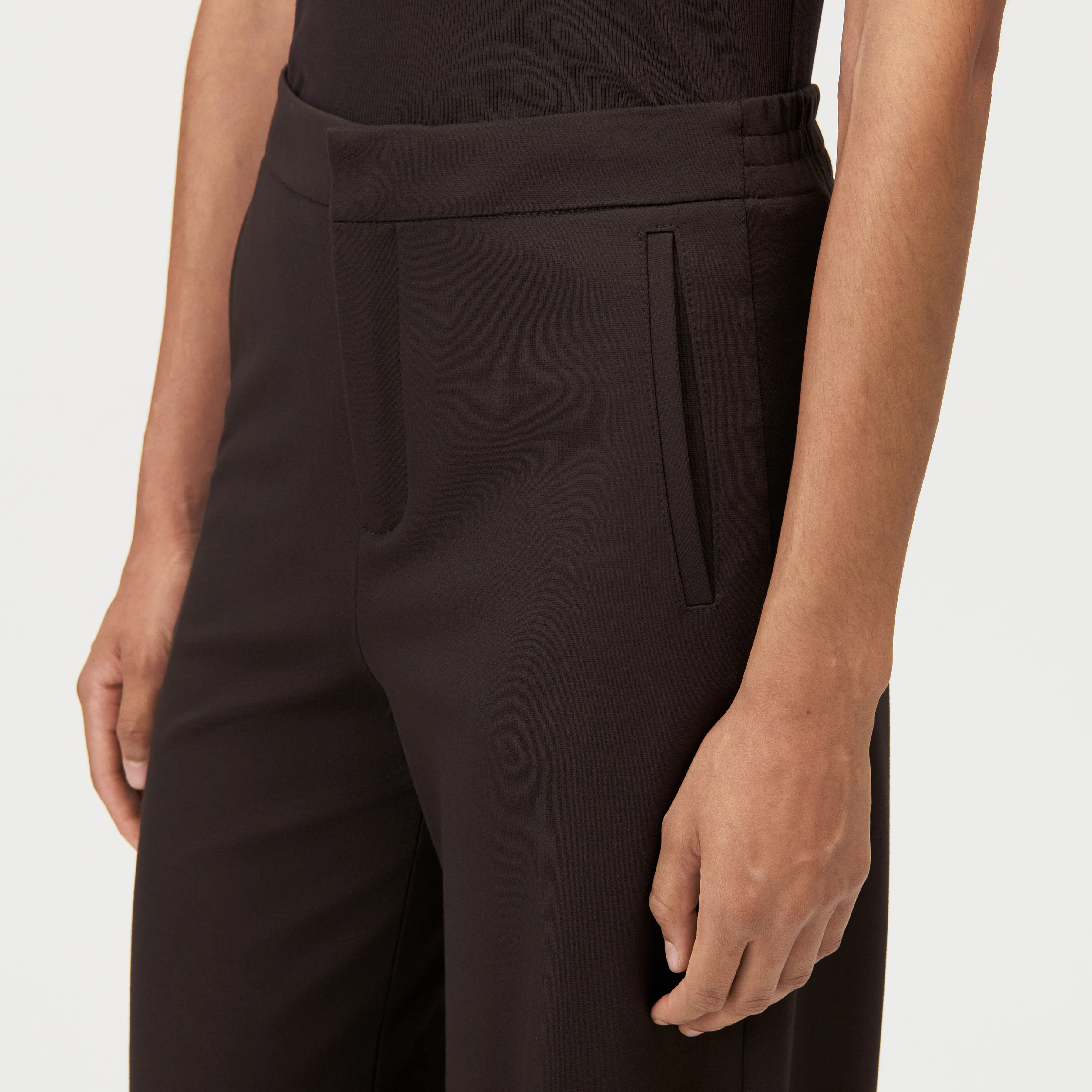 FAE_0 - Hose mit Barrel-Leg in Viskose-Mix - Damen - braun - Detailansicht am Model