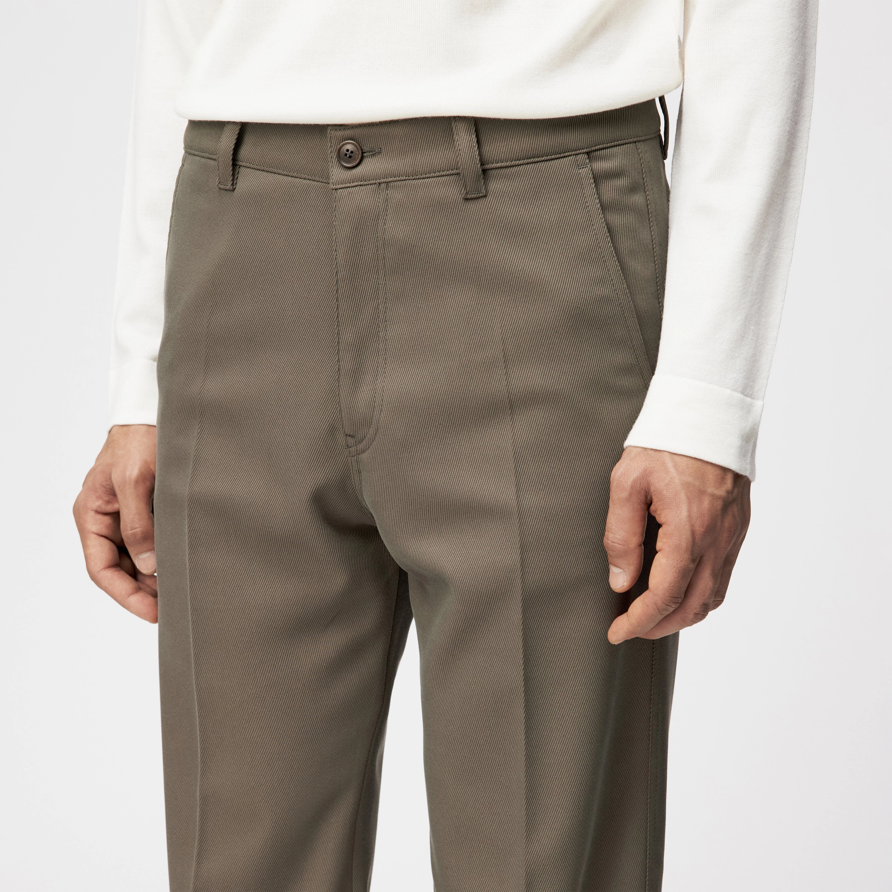 TAVIC - Moderne Chino in Viskose-Mix - Herren - grün - Detailansicht am Model