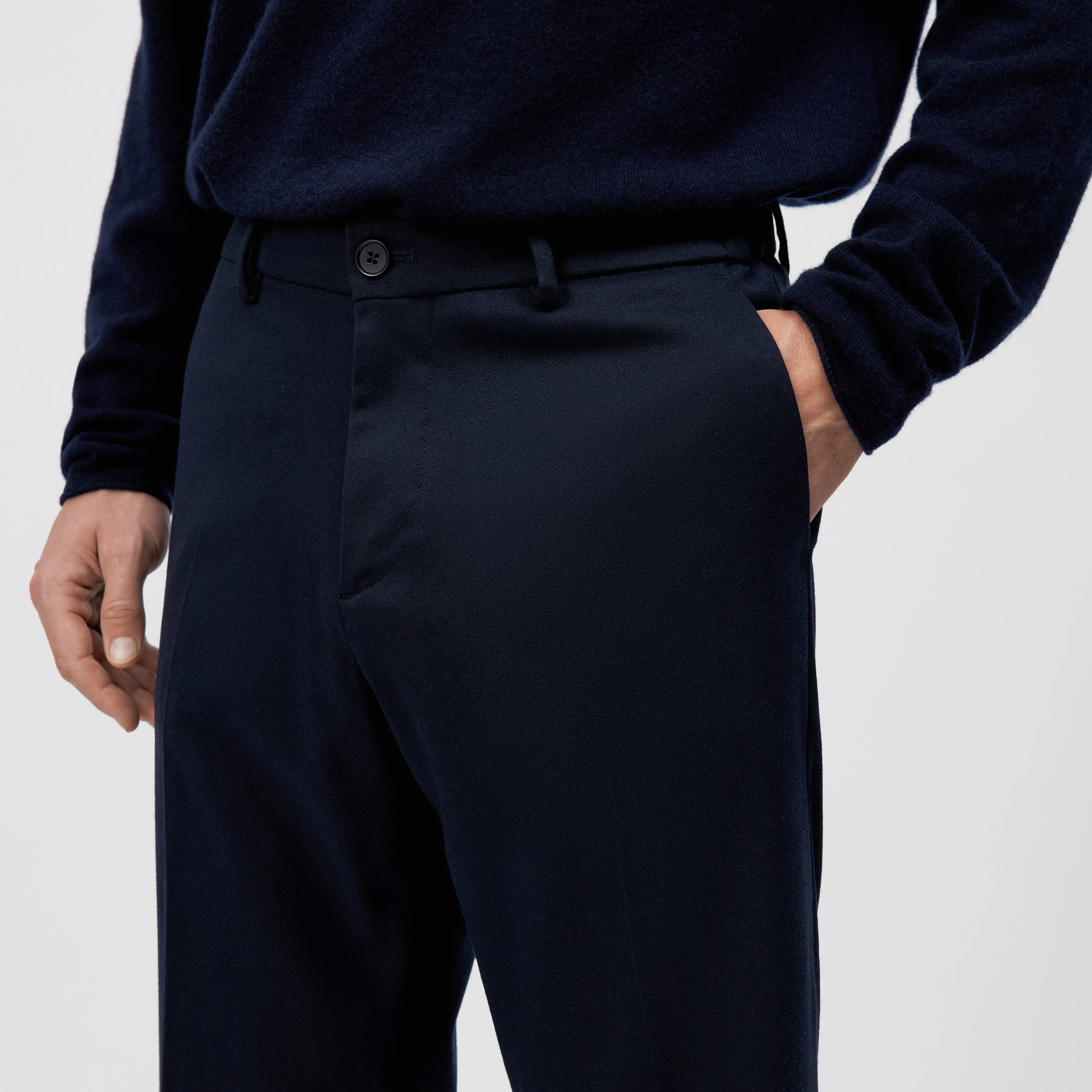 AJEND_RGLR - Ready-made trousers in soft flannel - men - blue - Detailansicht am Model