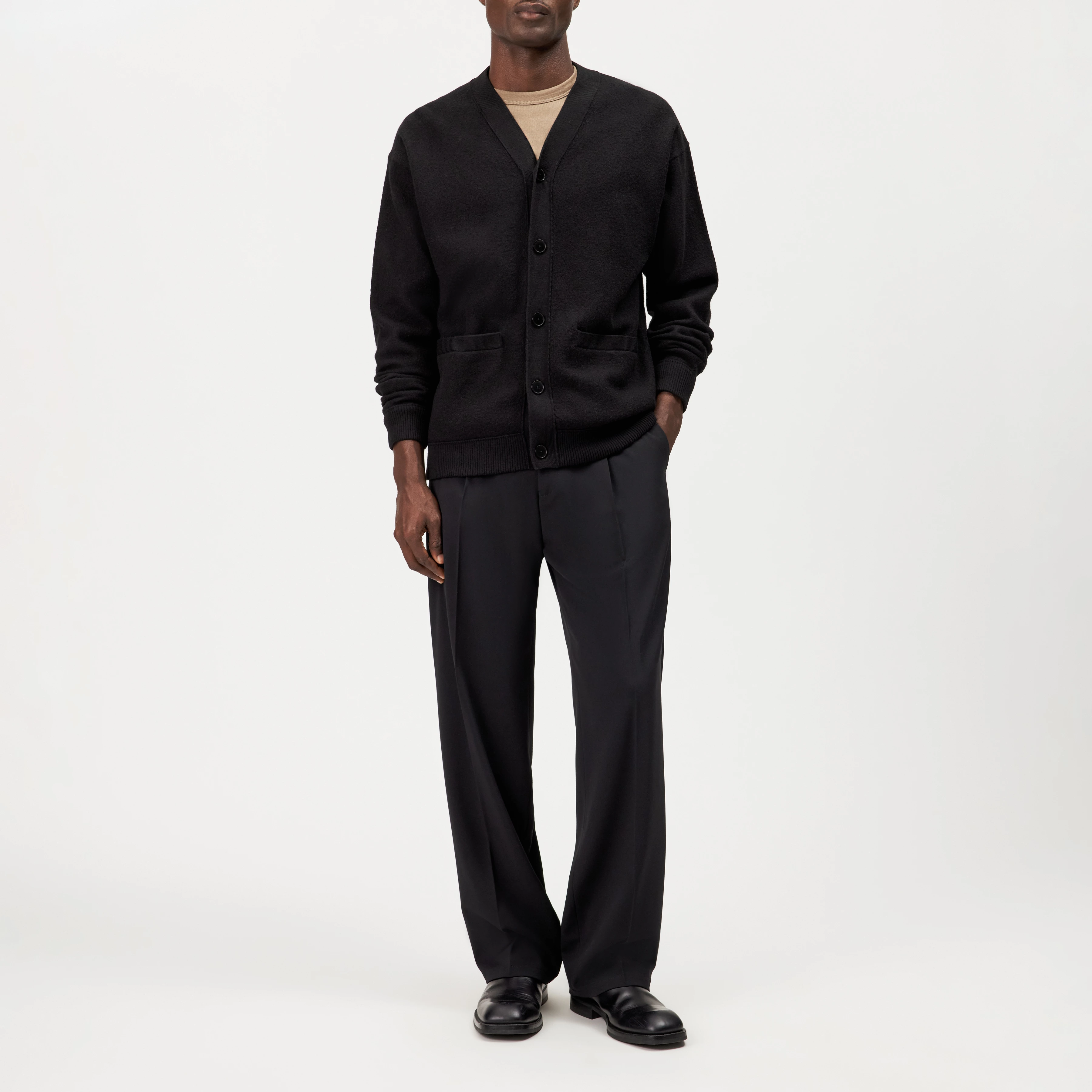 THEELO - Pure wool V-neck cardigan - men - black - Ganzkörper-Frontansicht