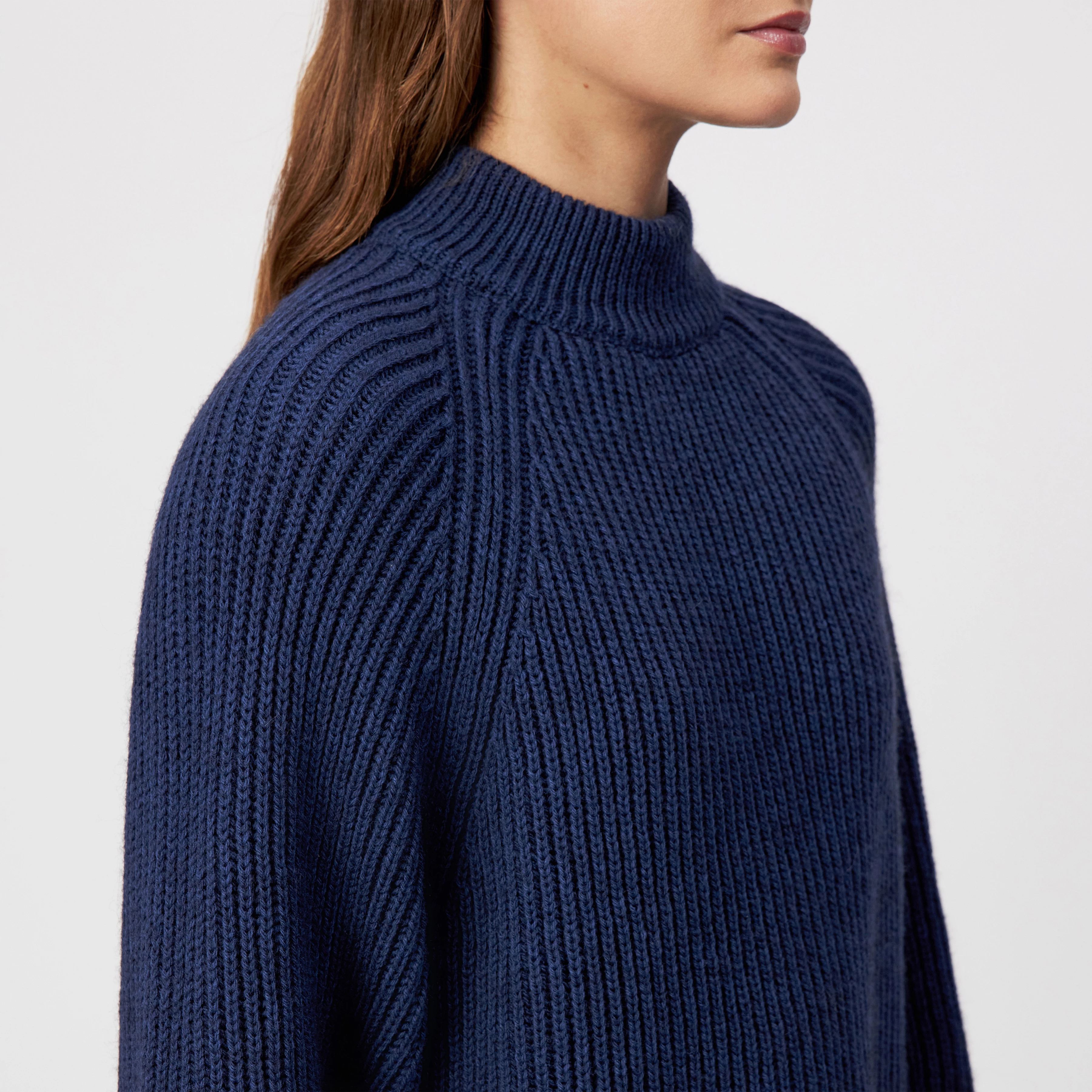 KIMONI - Sweater with balloon sleeves in wool and alpaca blend - women - blue - Detailansicht am Model