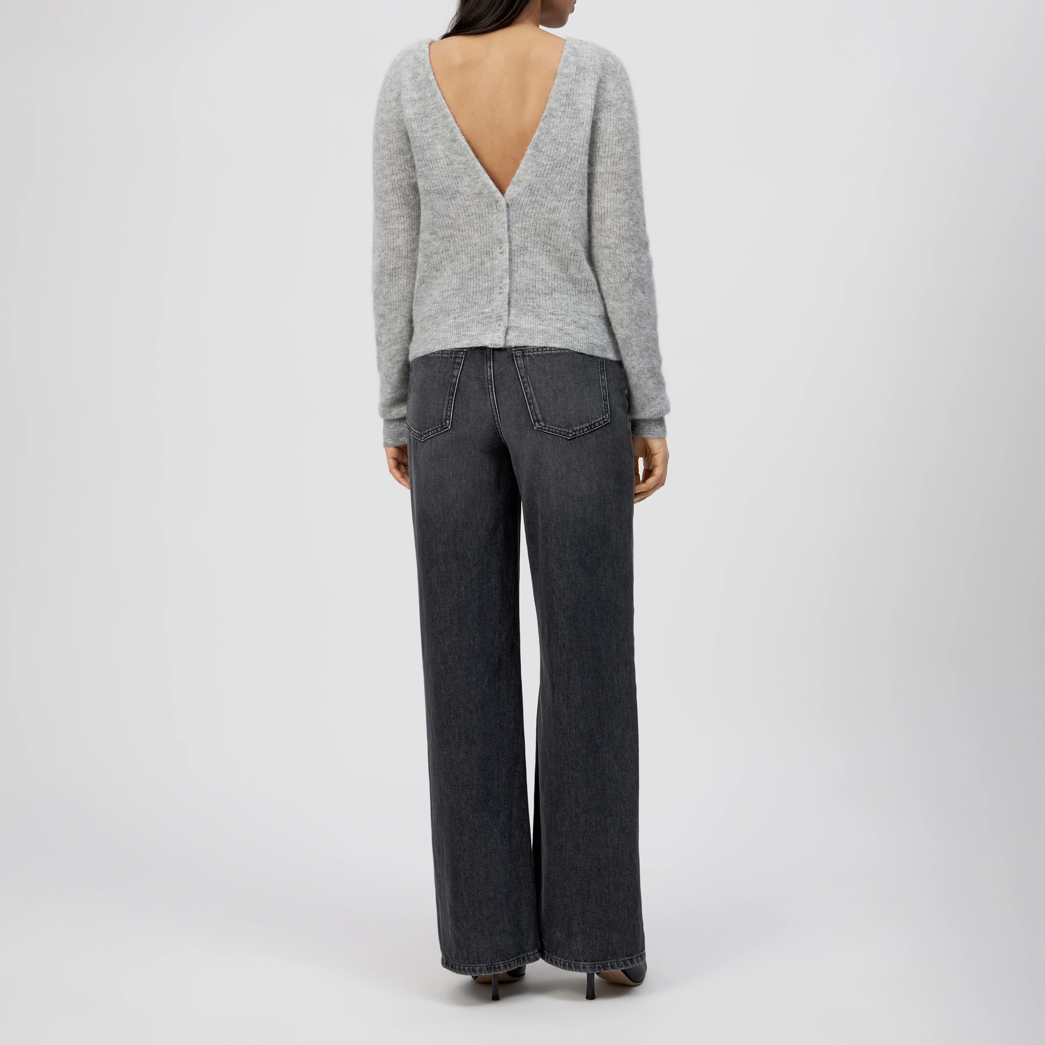 GERTIJA - Cardigan in luxurious Suri alpaca blend - women - grey - Detailansicht am Model