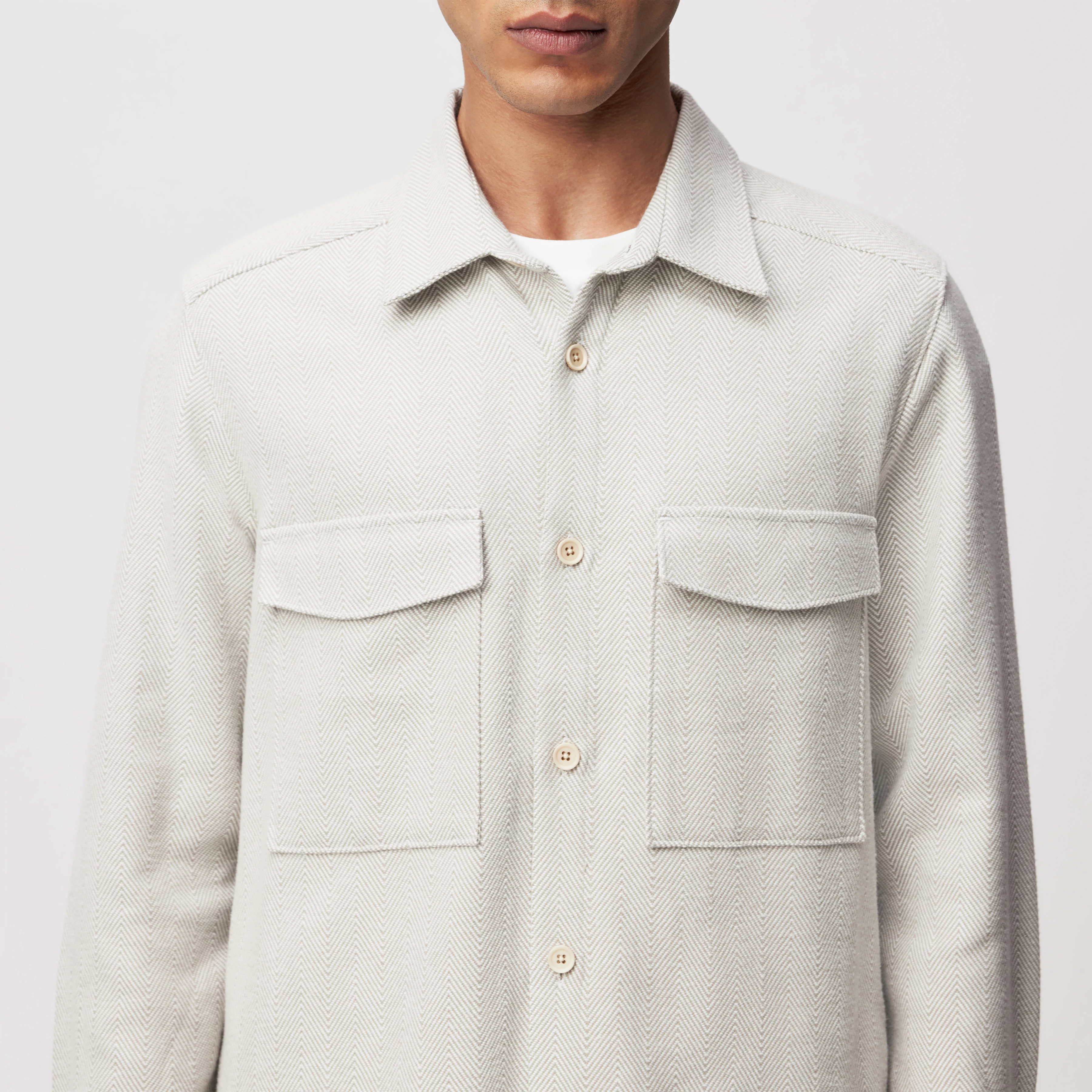 GUNRAY - Relaxed Fit Overshirt in Herringbone - Herren - beige - Detailansicht am Model