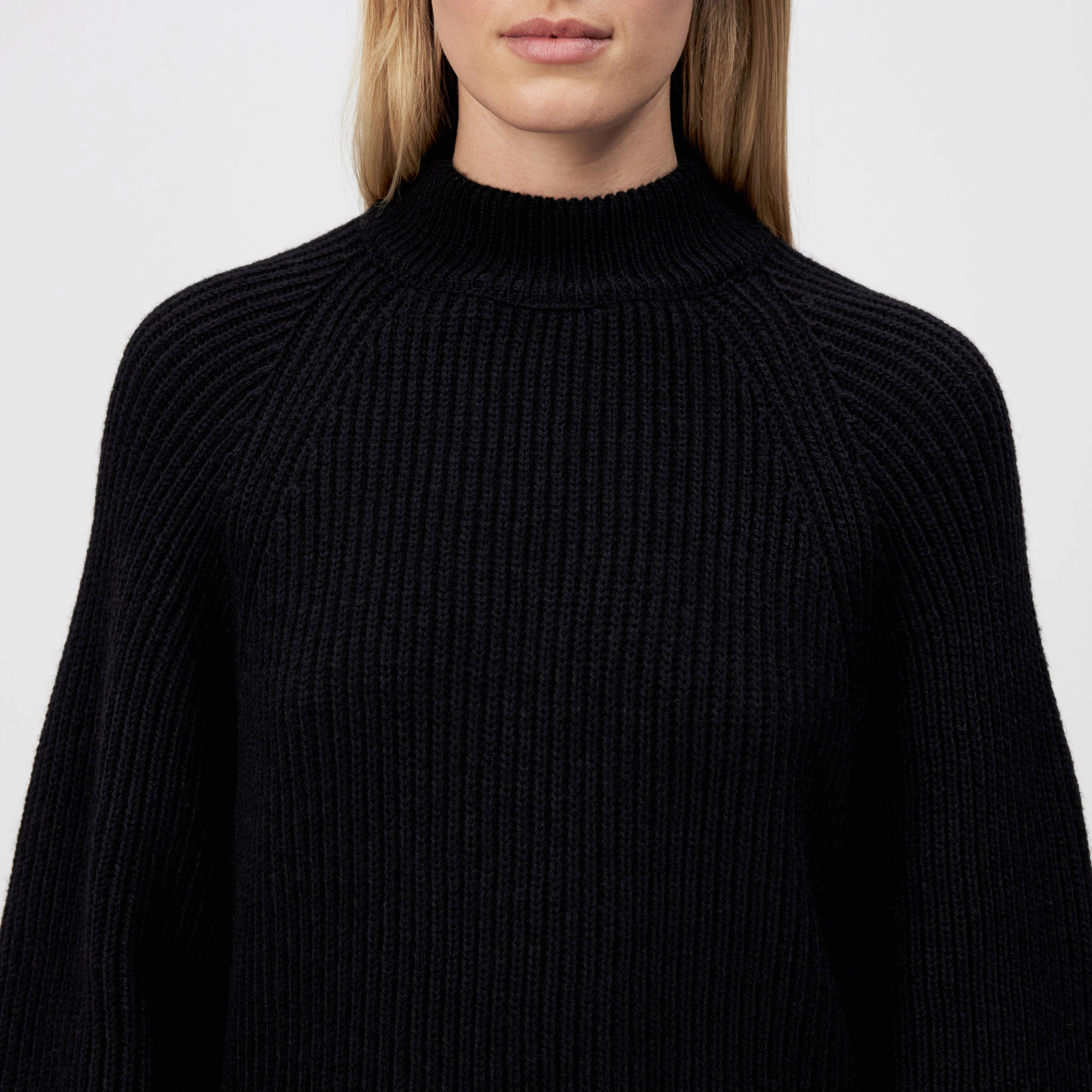 KIMONI - Jumper with balloon sleeves in wool and alpaca blend - women - Natural Aluminium - Detailansicht am Model