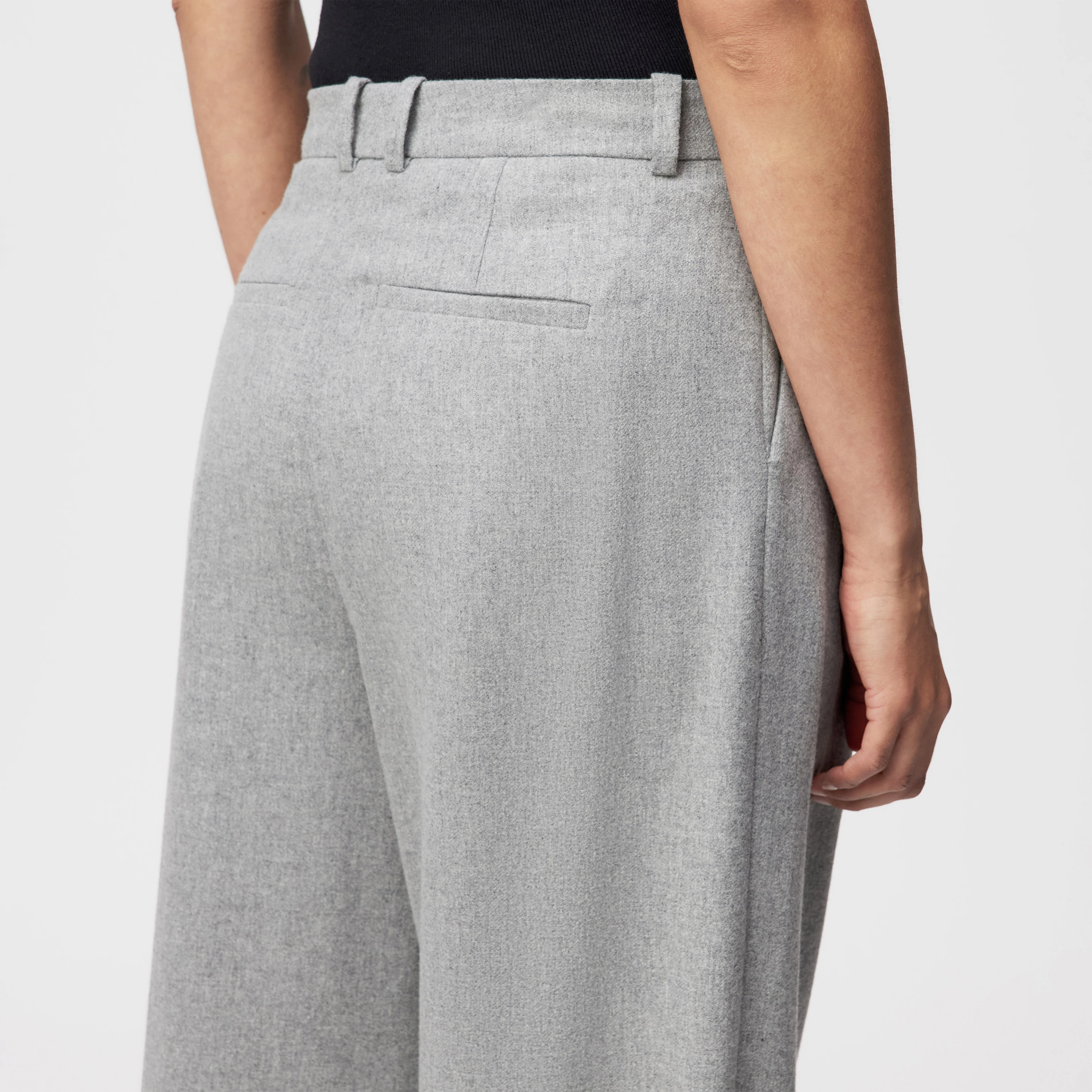 INK - Casual pleated trousers in flannel - women - grey - Detailansicht am Model