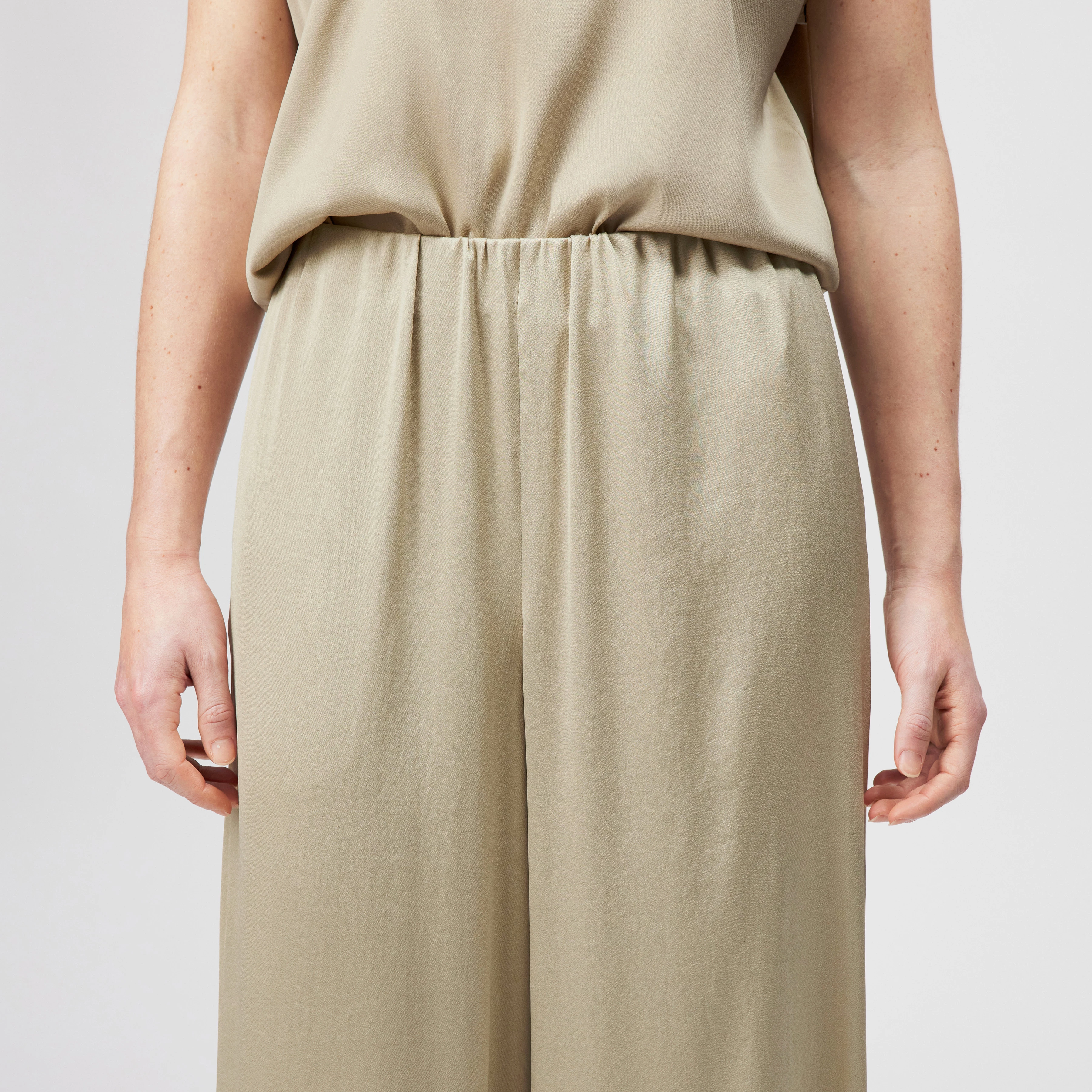 TWEEZER - Wide trousers in satin - women - beige - Detailansicht am Model