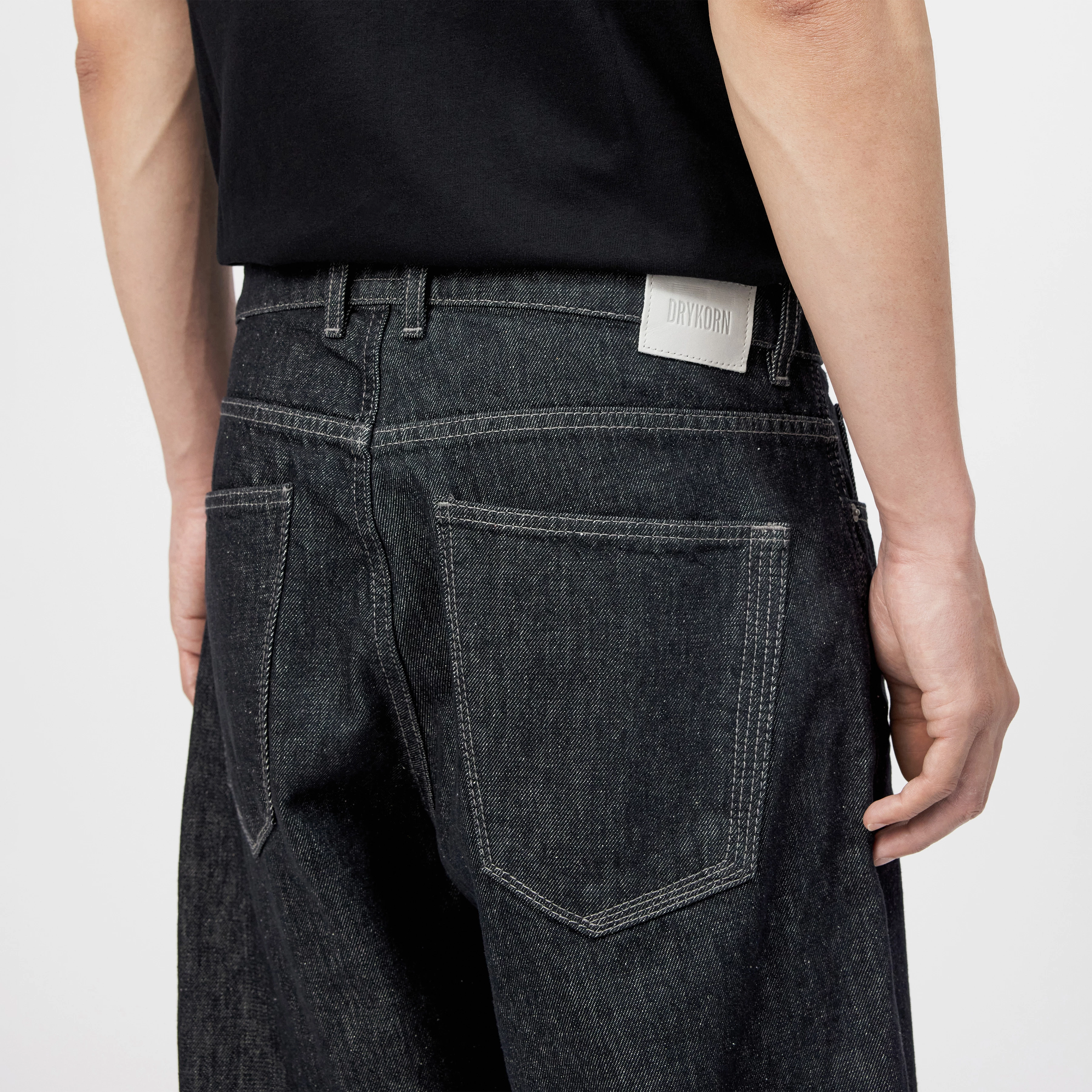RAWDY_A - Tapered Jeans in Raw-Denim-Look - Herren - schwarz - Detailansicht am Model