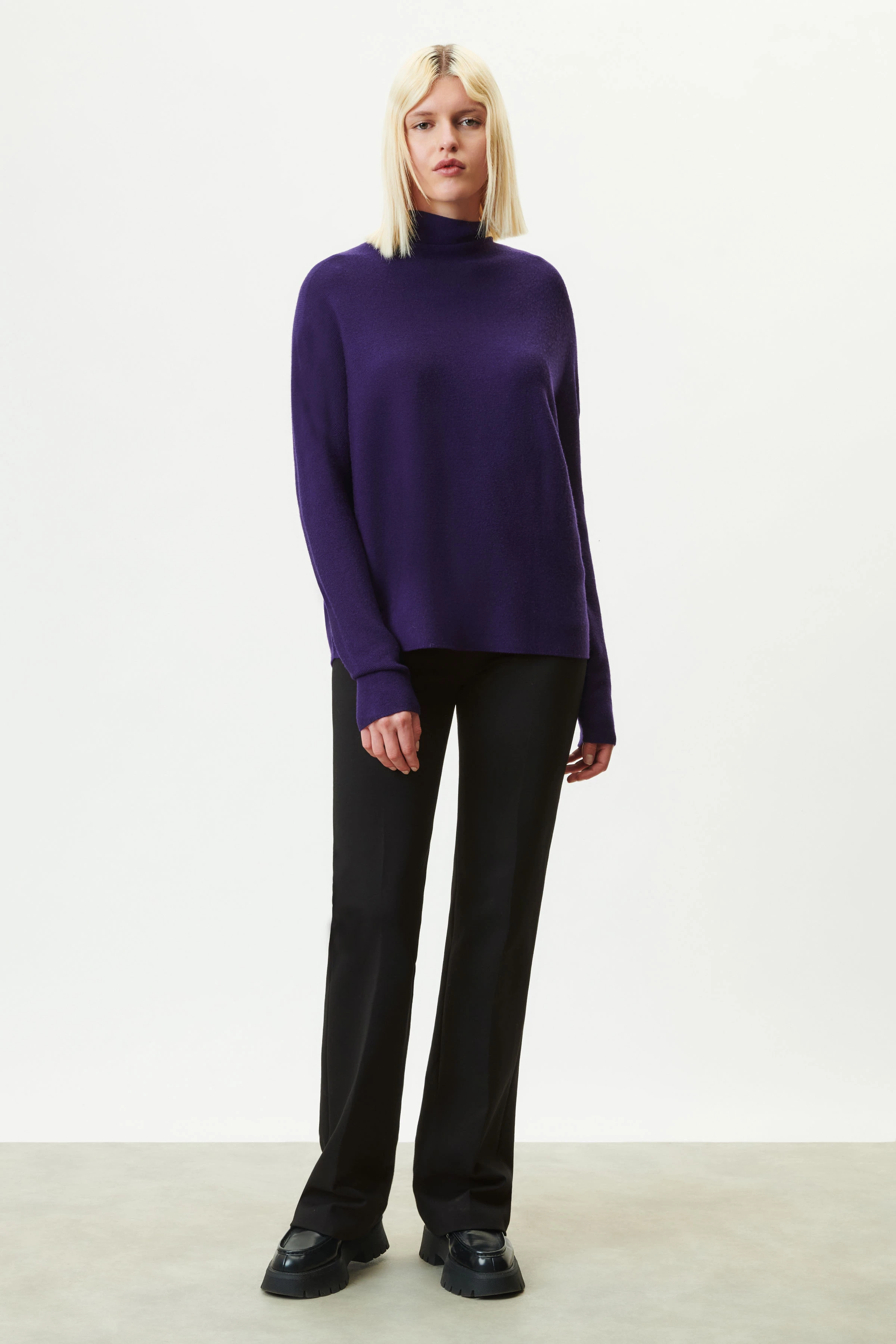 LIORA - Egg-shape turtleneck sweater in merino wool - women - purple - Ganzkörper-Frontansicht