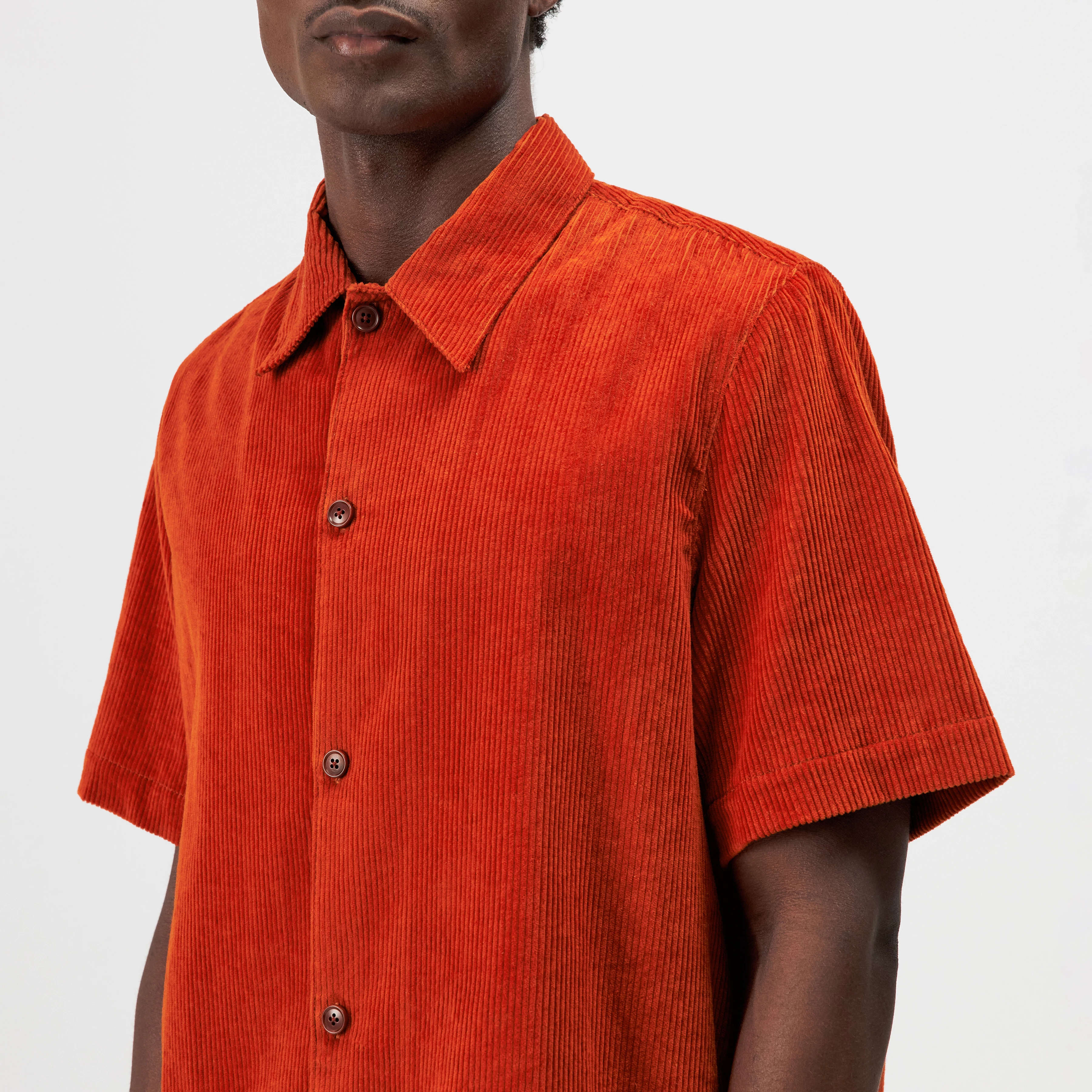 MERYN - Kurzarm Hemd in Baumwoll-Cord - Herren - orange - Detailansicht am Model
