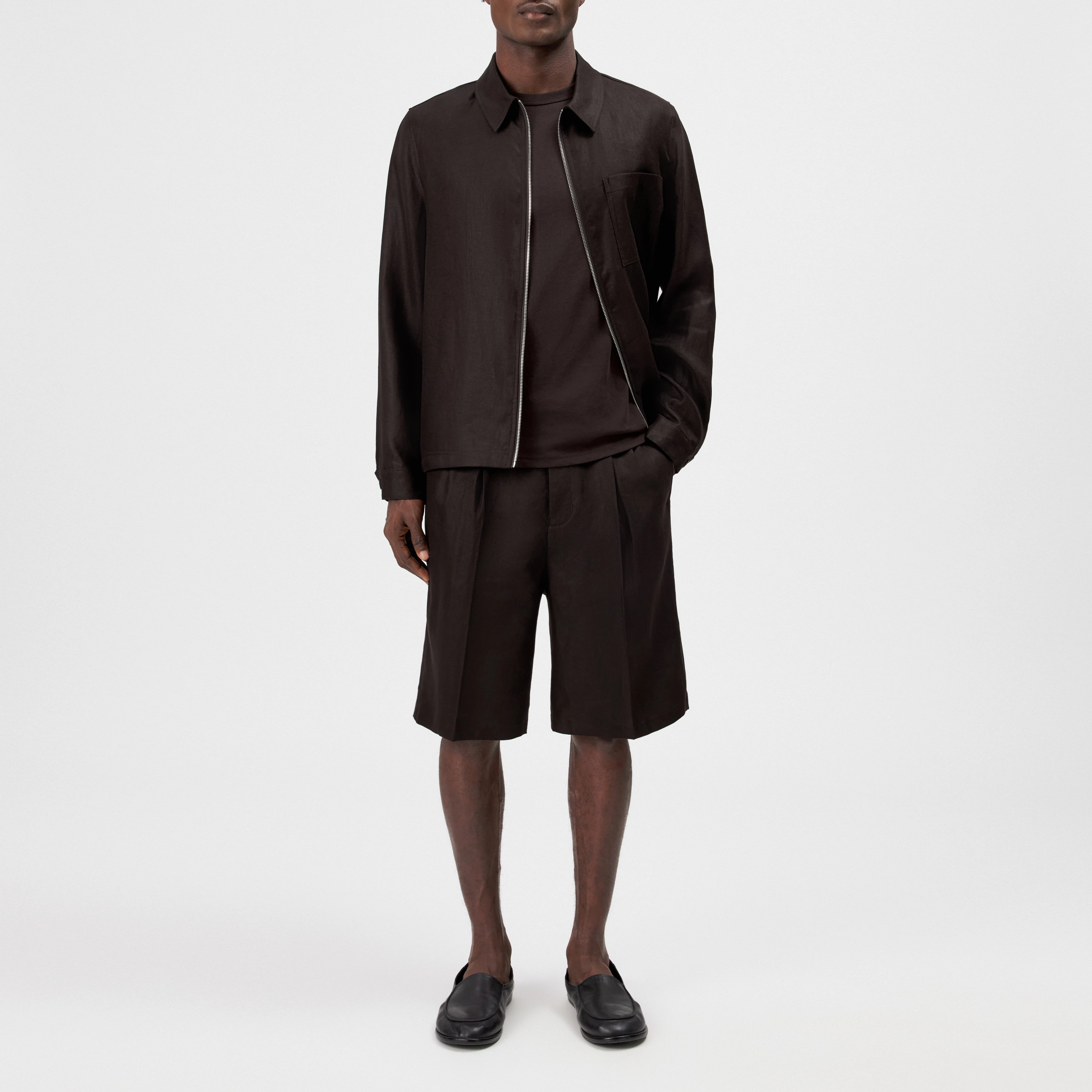 ROCABO - Bundfalten Short im Relaxed Fit in reinem Leinen - Herren - braun - Ganzkörper-Frontansicht