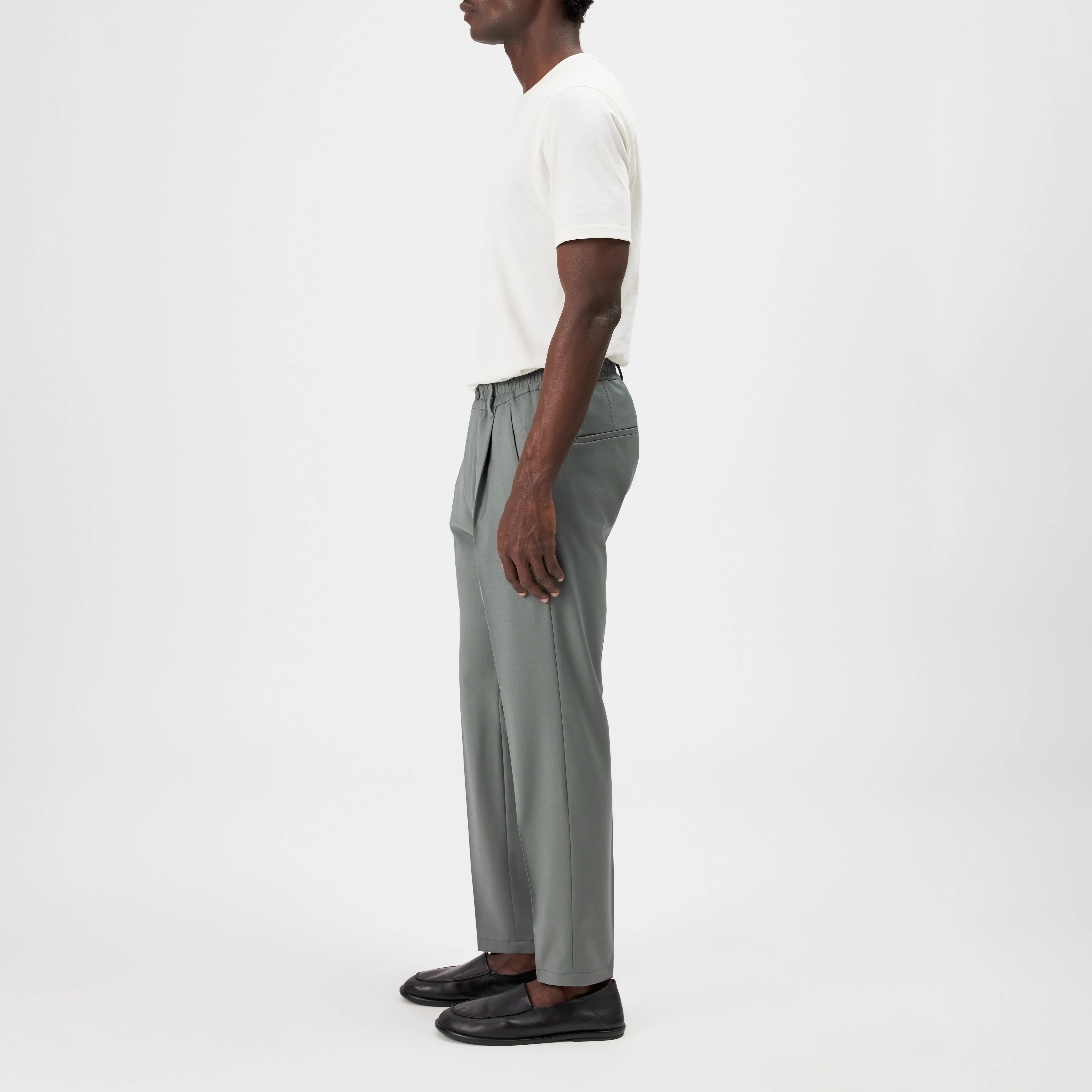 CHASY - Casual pleated trousers in bi-stretch - men - green - Seitenansicht