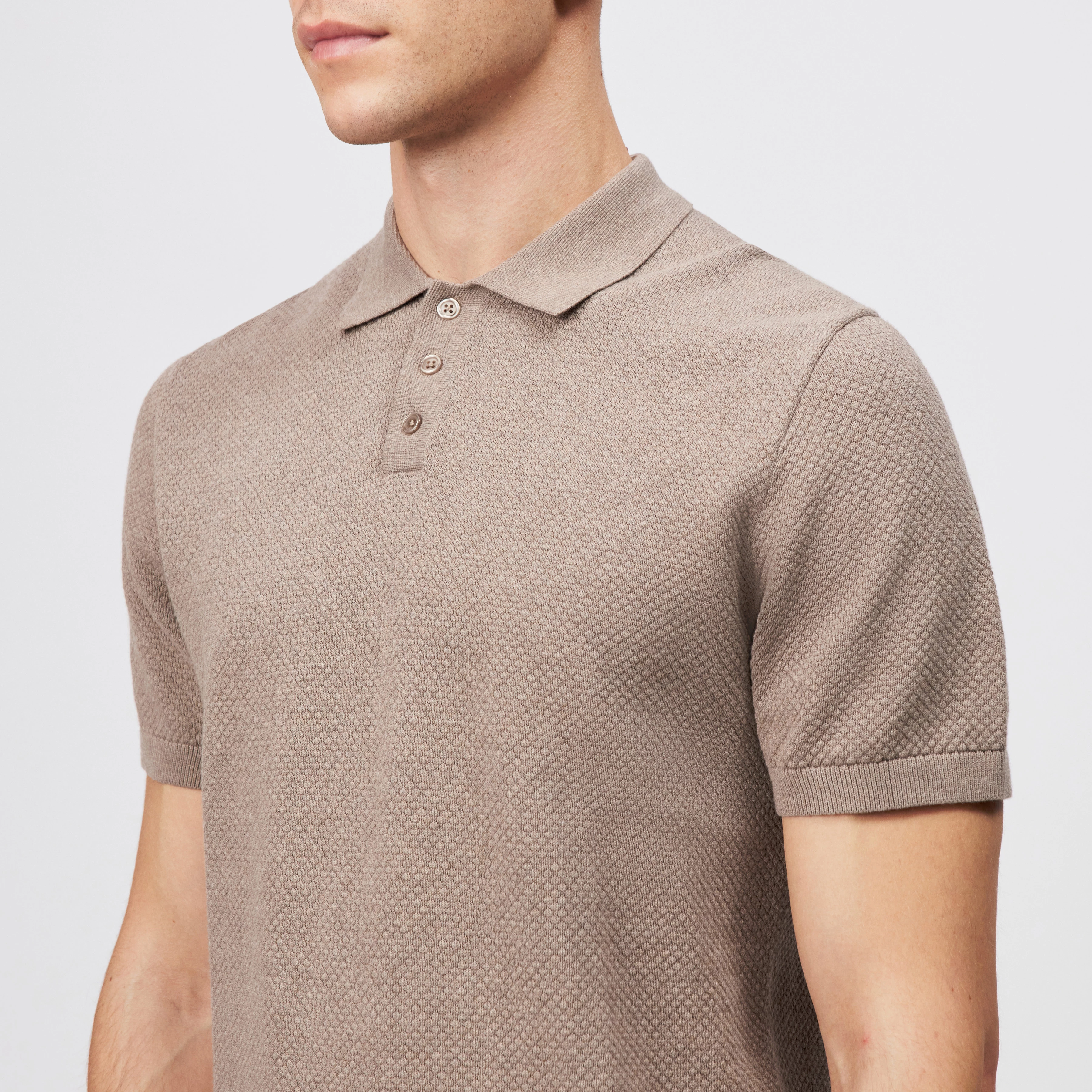 TRITON - Regular fit polo in jacquard knit - men - brown - Detailansicht am Model