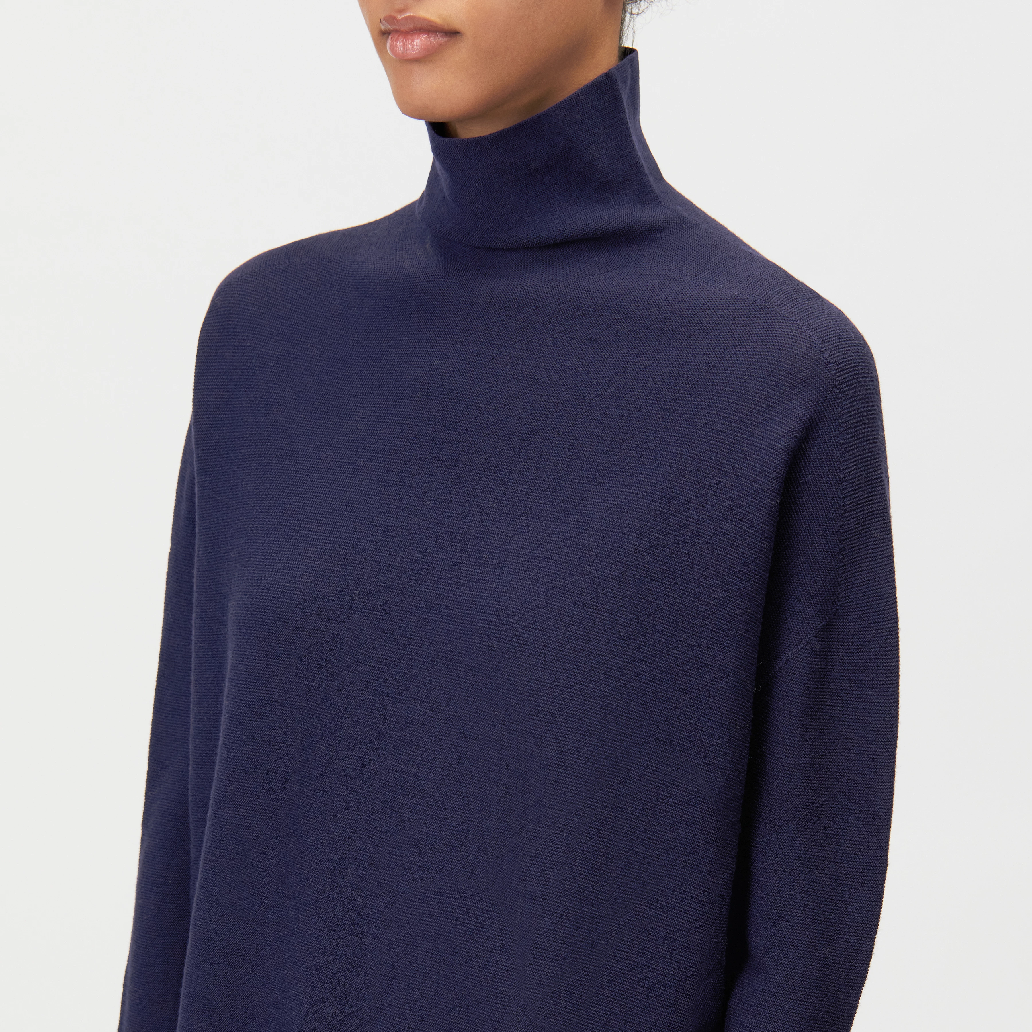 LIORA - Egg-shape turtleneck jumper in 100% merino wool - women - blue - Detailansicht am Model