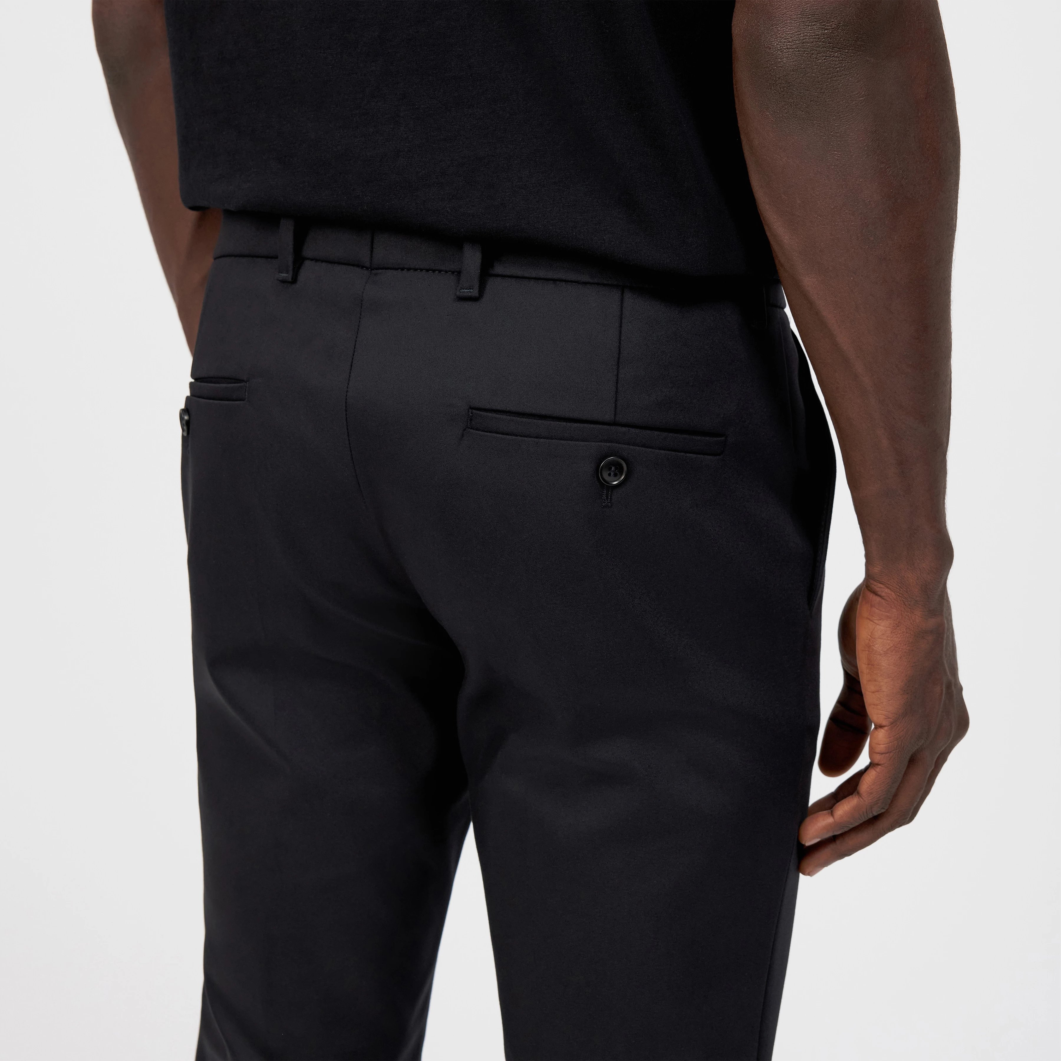 SIGHT - Slim Fit Hose in Technostretch-Satin - Herren - schwarz - Detailansicht am Model