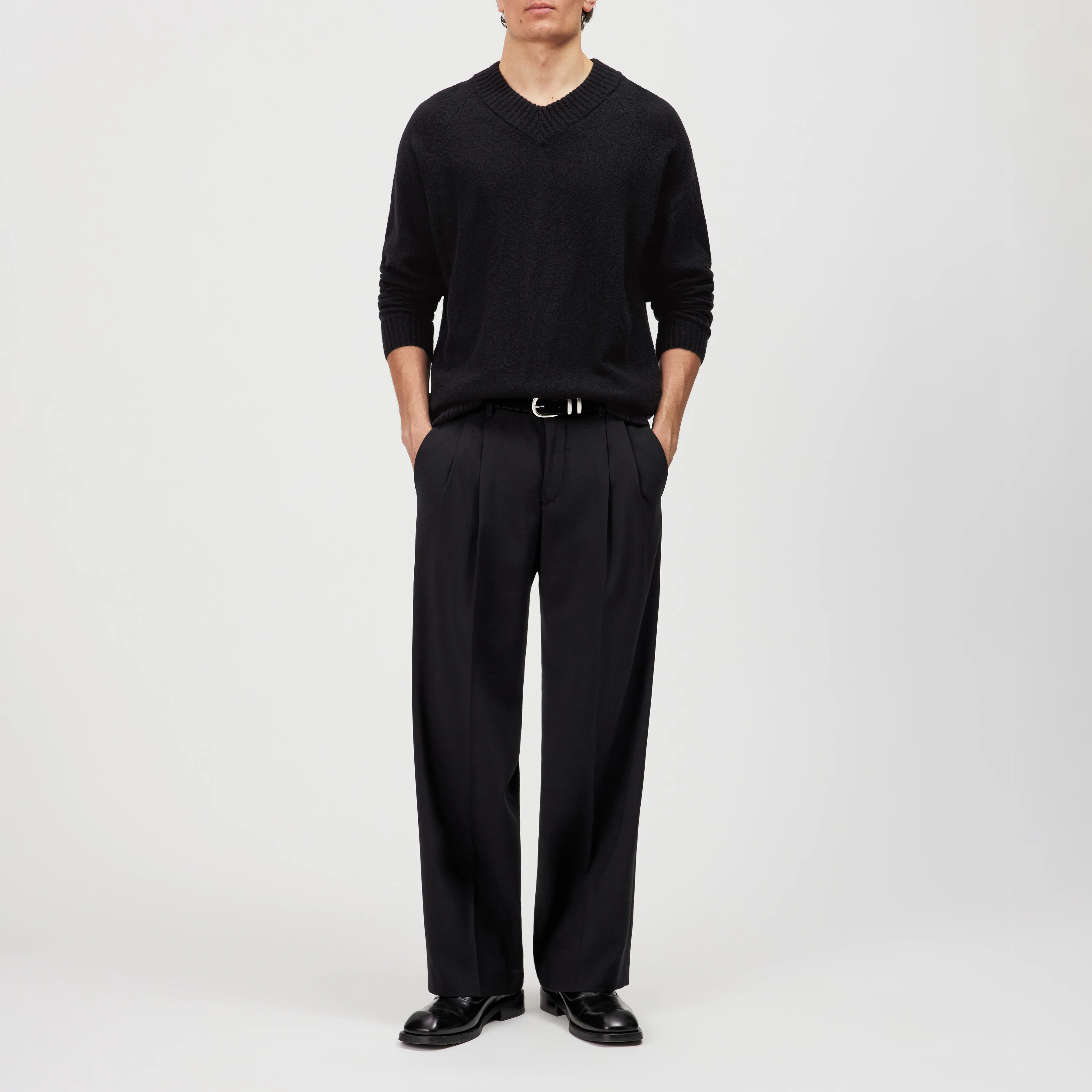 NUMIR - V-Neck Knitted Jumper in Wool Blend - men - black - Ganzkörper-Frontansicht