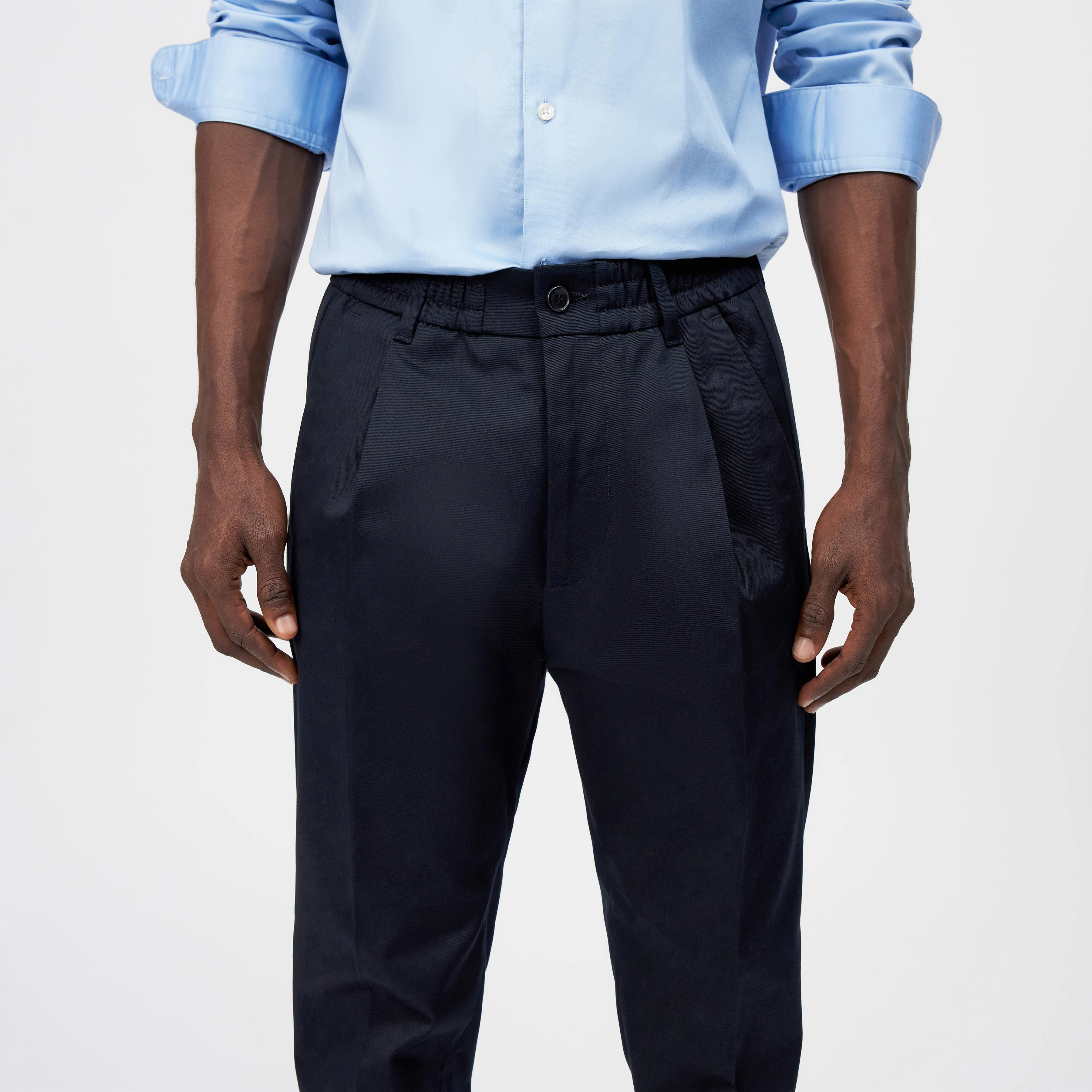 CHASY - Casual trousers with pleats in cotton gabardine - men - blue - Detailansicht am Model