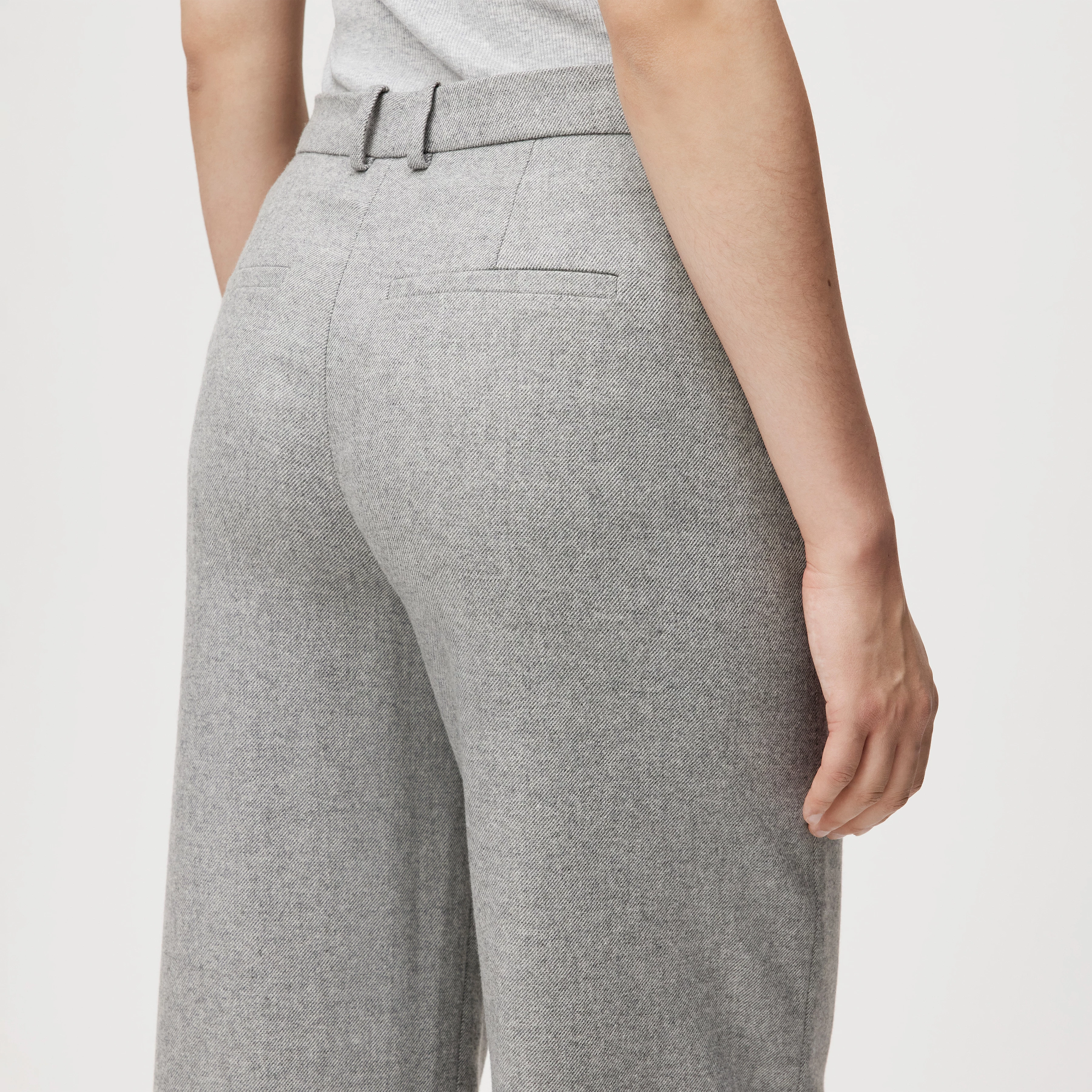 DESK - Trousers with barrel leg in wool blend - women - grey - Detailansicht am Model