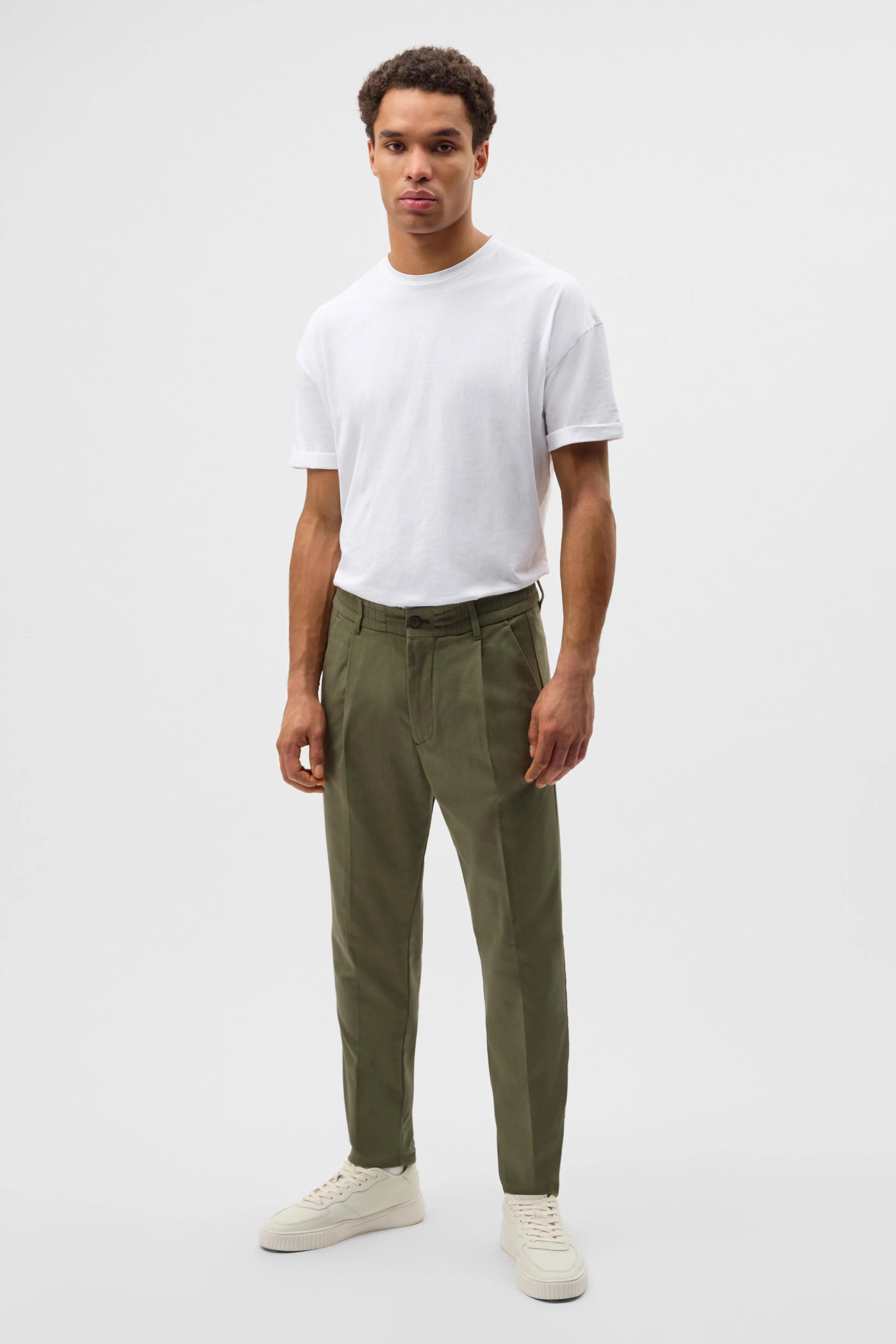 CHASY - Casual Hose mit Bundfalte aus Baumwoll-Twill - Herren - grün - Ganzkörper-Frontansicht