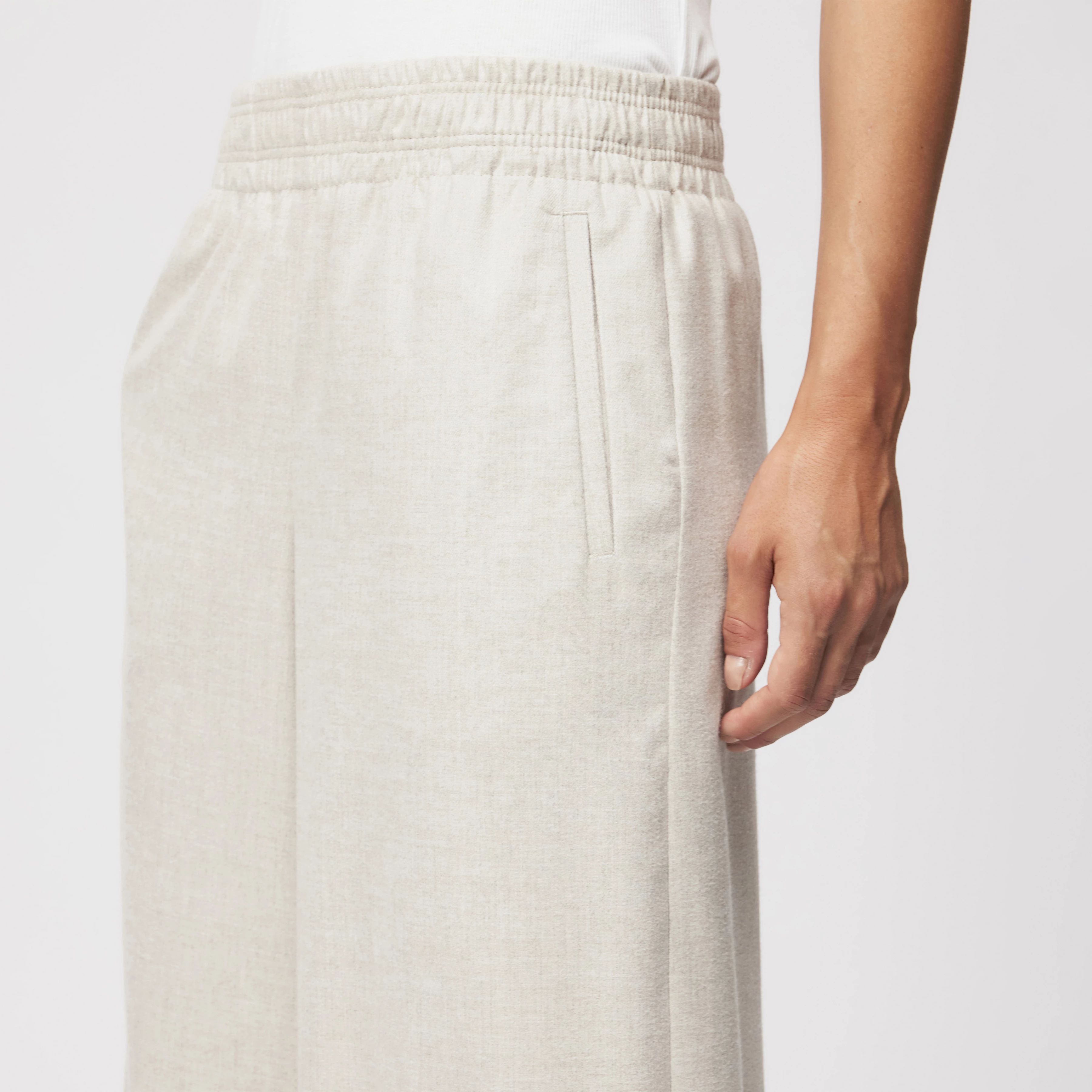 CEILING - Weite Hose in softem Flanell - Damen - beige - Detailansicht am Model