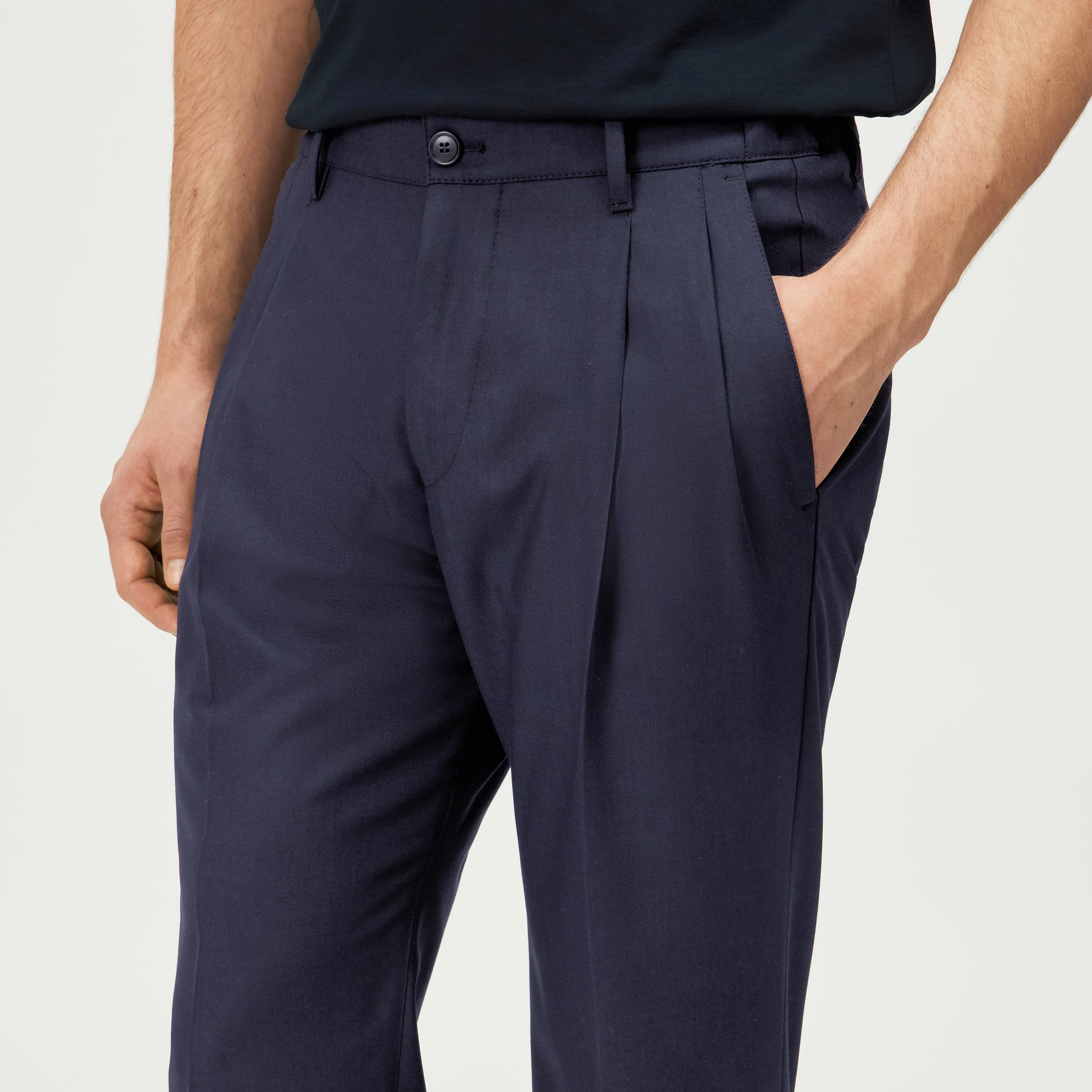 LEEK - Relaxed fit pleated trousers in wool mix - men - blue - Detailansicht am Model