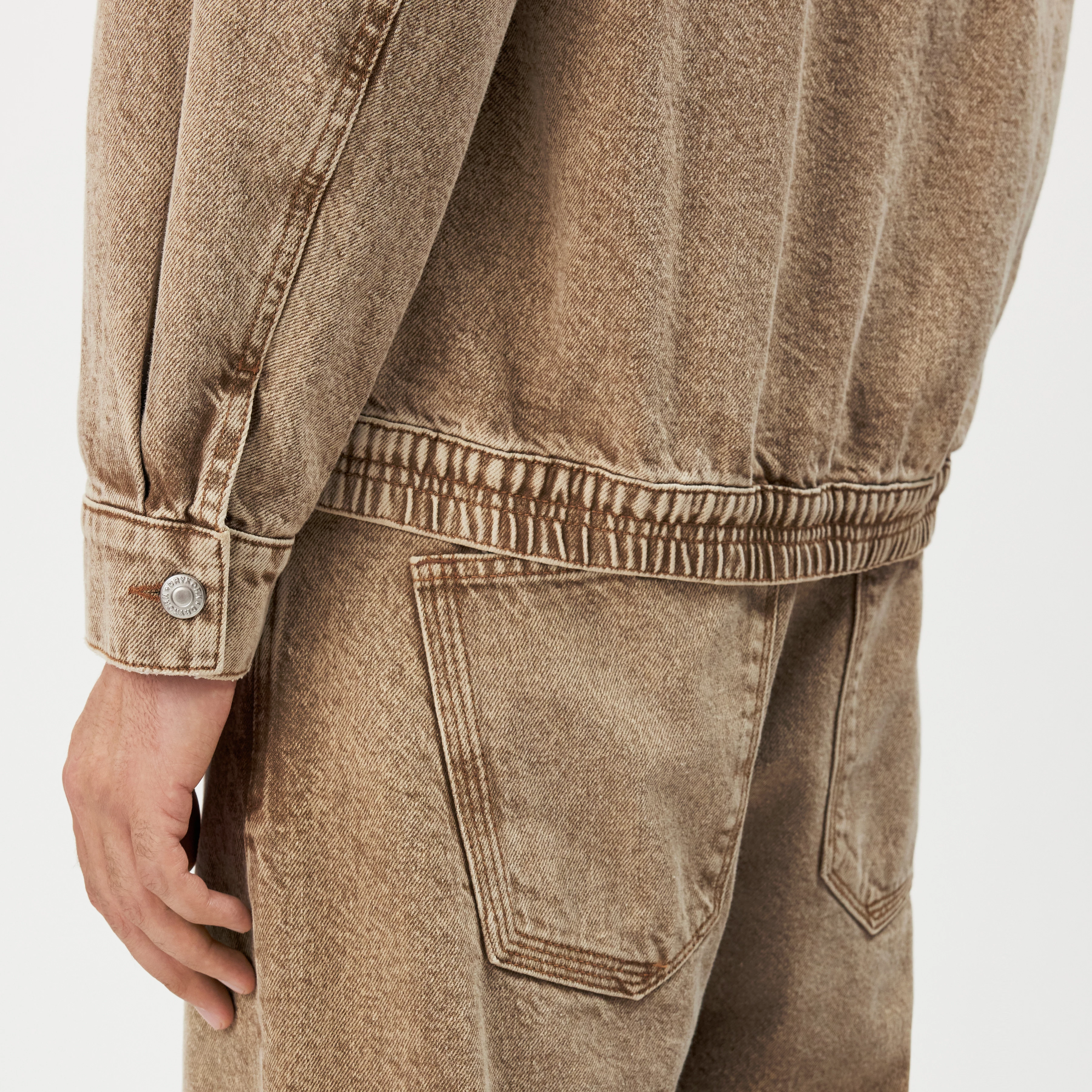 MELLAN - Relaxed Fit Jacke in beigefarbener Denimwaschung - Herren - braun - Detailansicht am Model