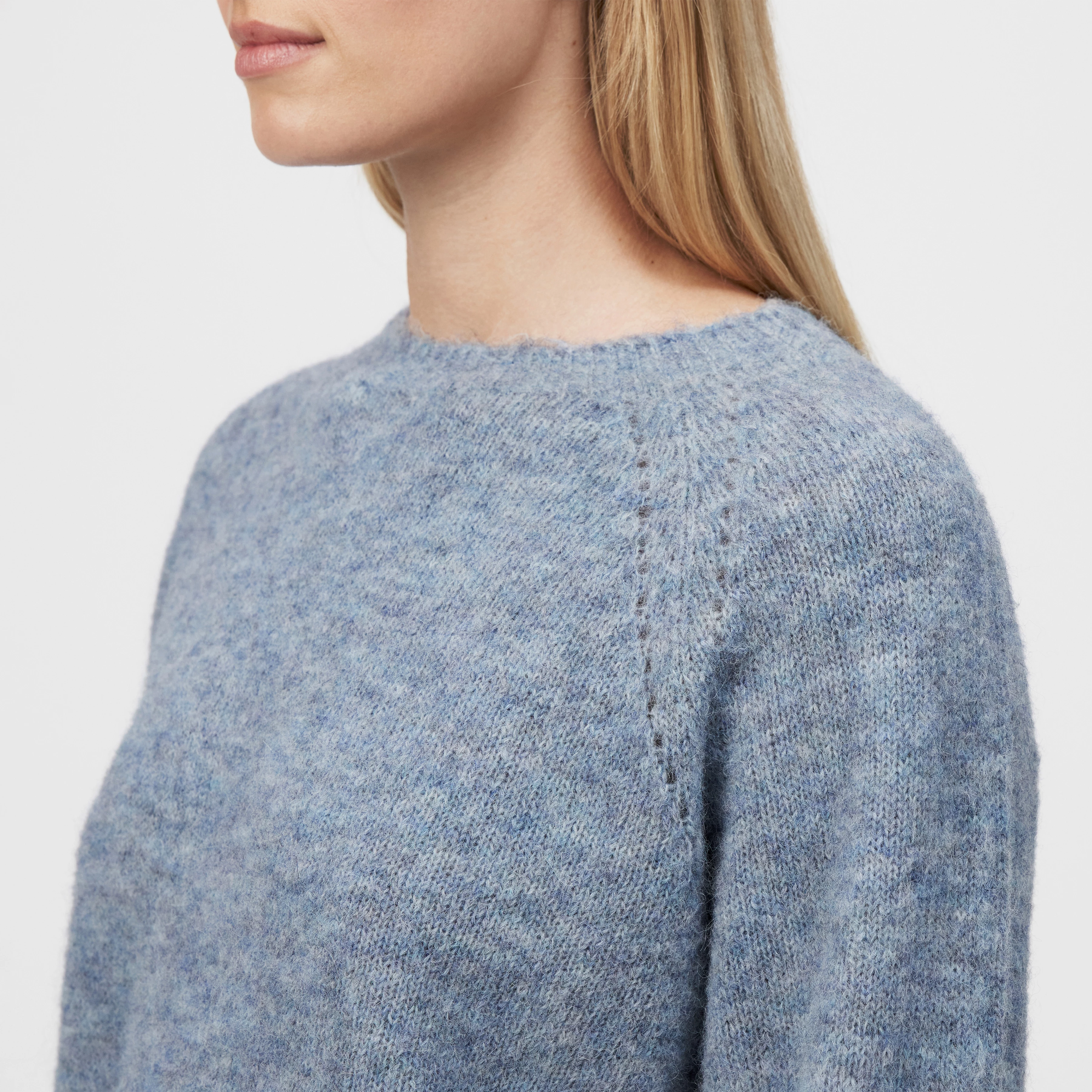 PEMIRI_2 - Pullover in luxuriösem Alpaka-Mix - Damen - blau - Detailansicht am Model