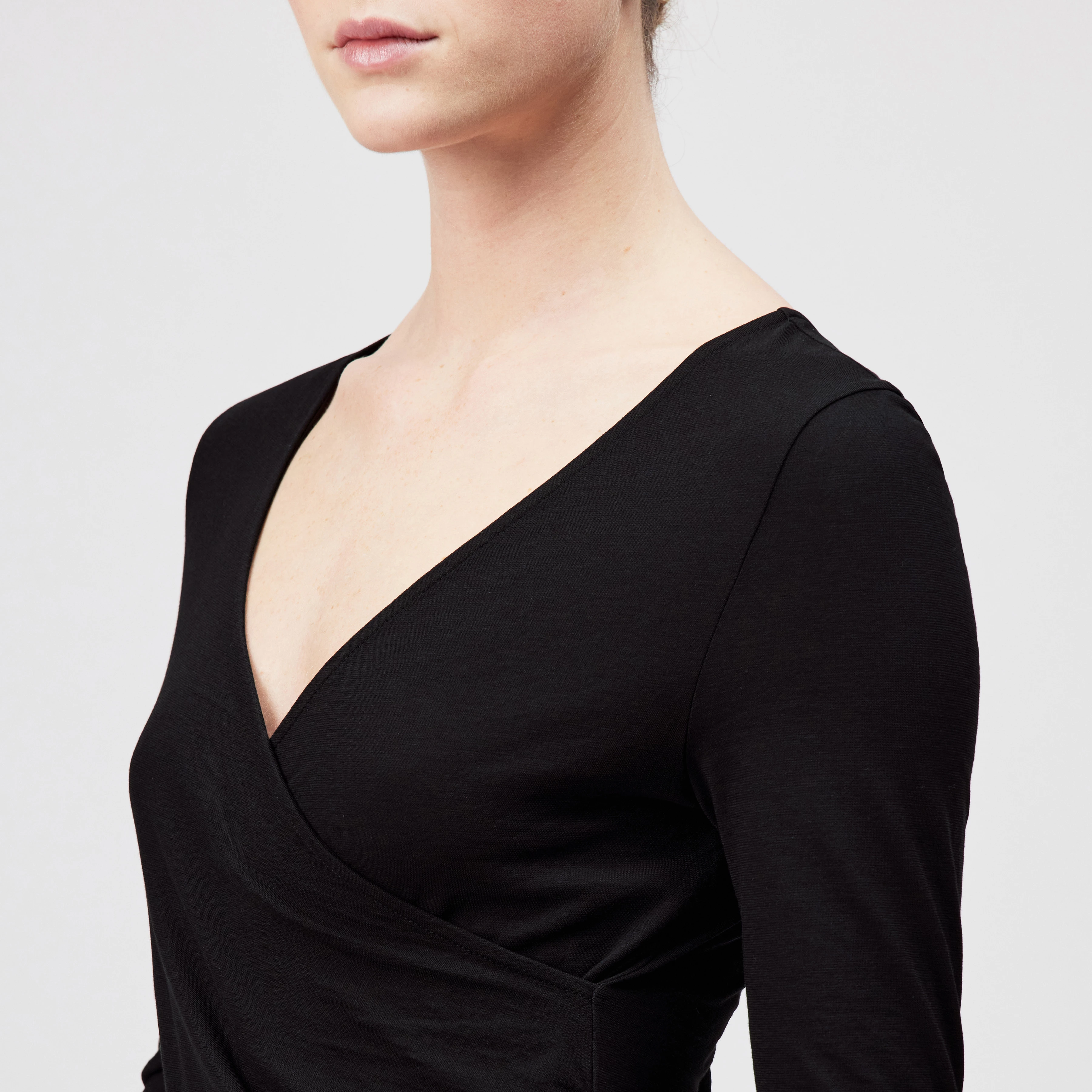 NYSSA - Slim fit wrap-style lightweight jersey longsleeve - women - black - Detailansicht am Model