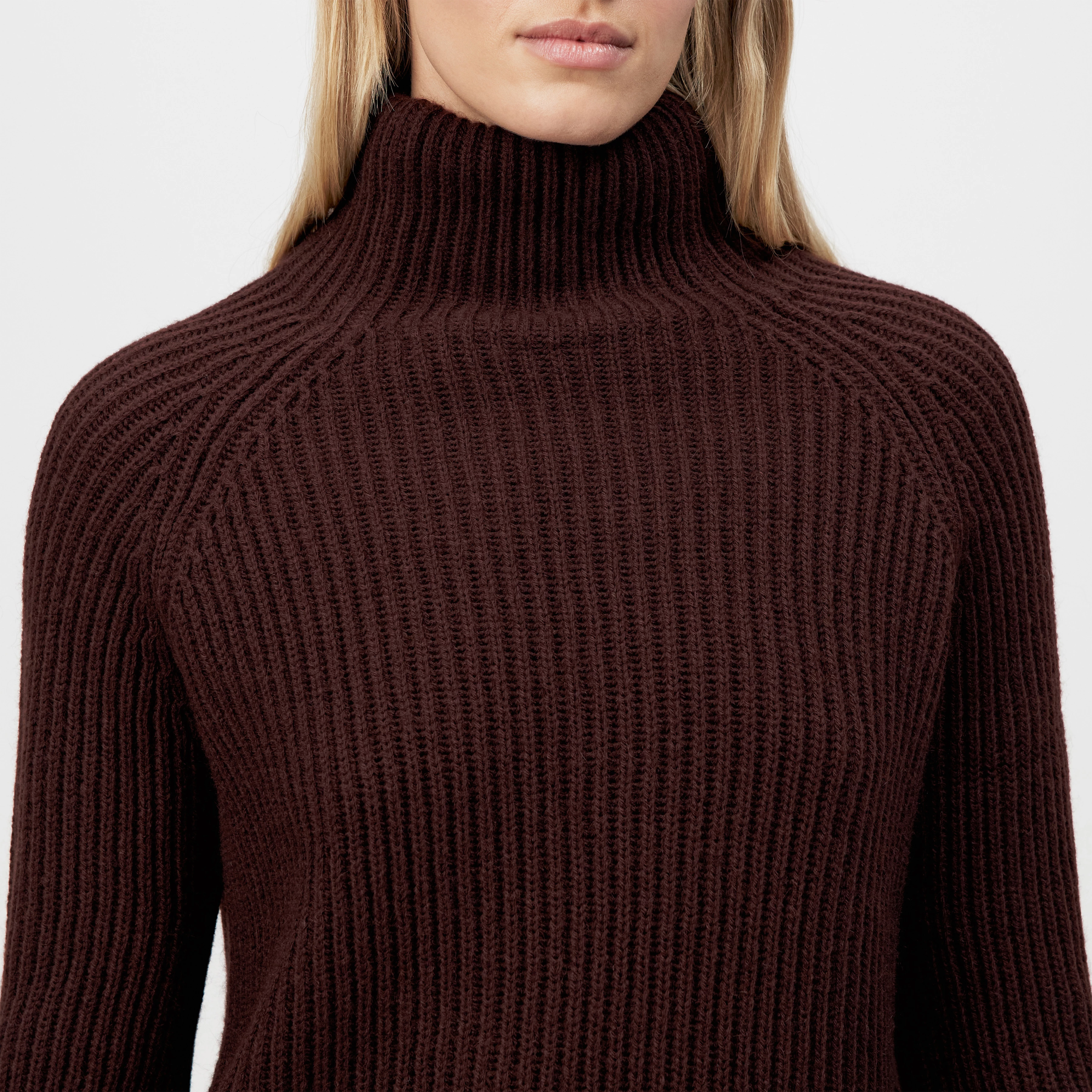 ARWEN - Pull à col roulé en laine et alpaga - women - rouge - Detailansicht am Model