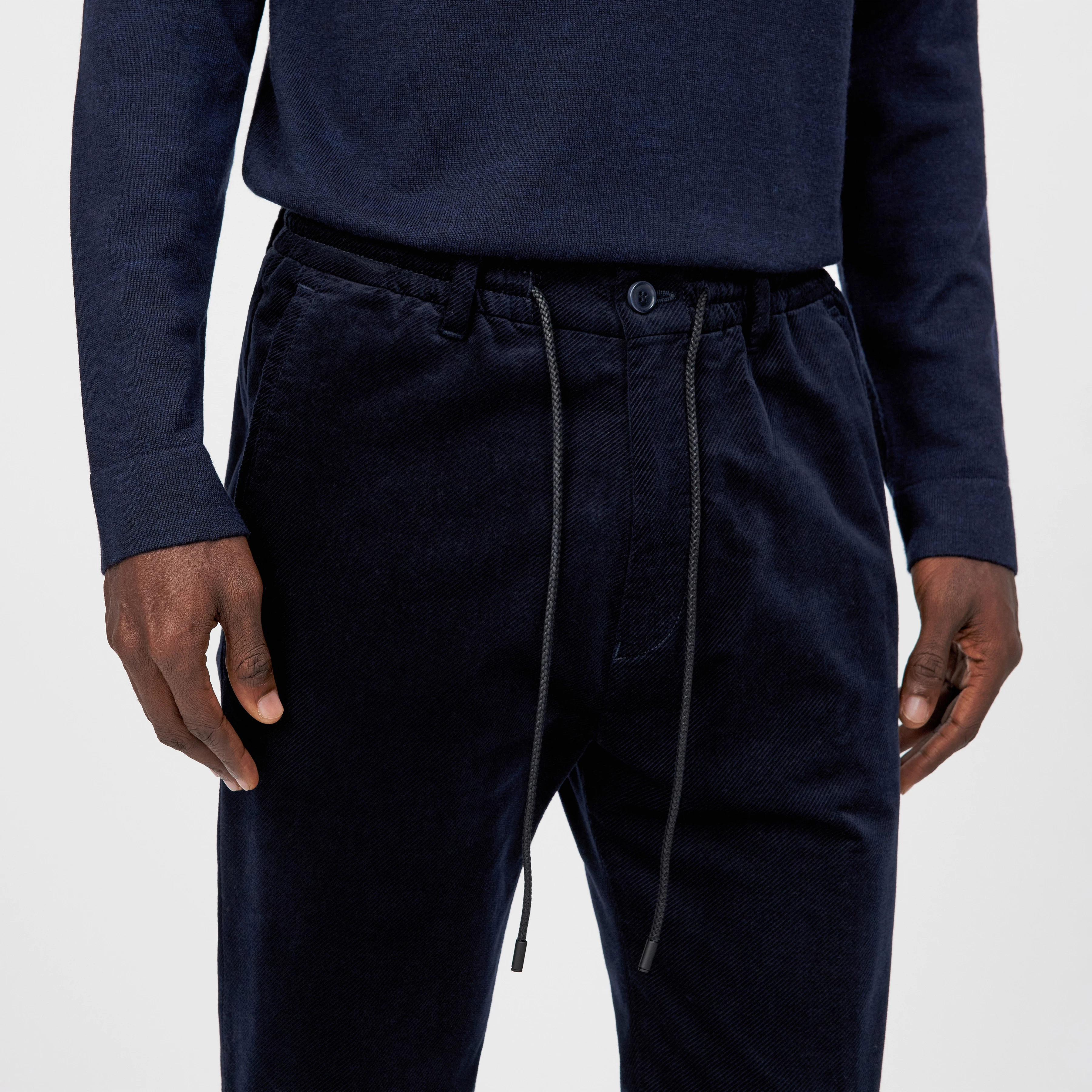 DEGER - Jogging trousers with drawstring in velvet - men - blue - Detailansicht am Model