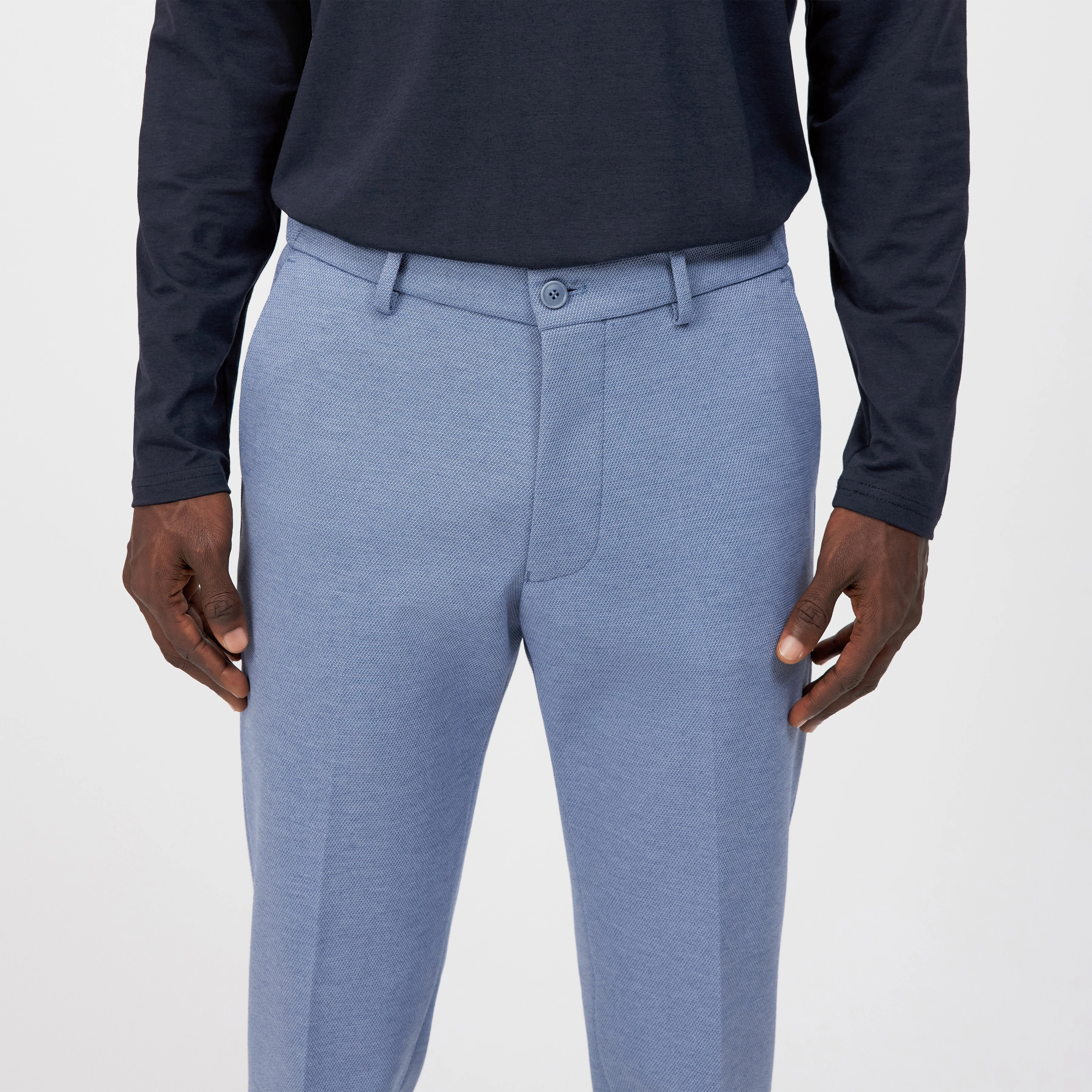 AJEND_SK - Ready-made slim fit trousers in jersey - men - blue - Detailansicht am Model