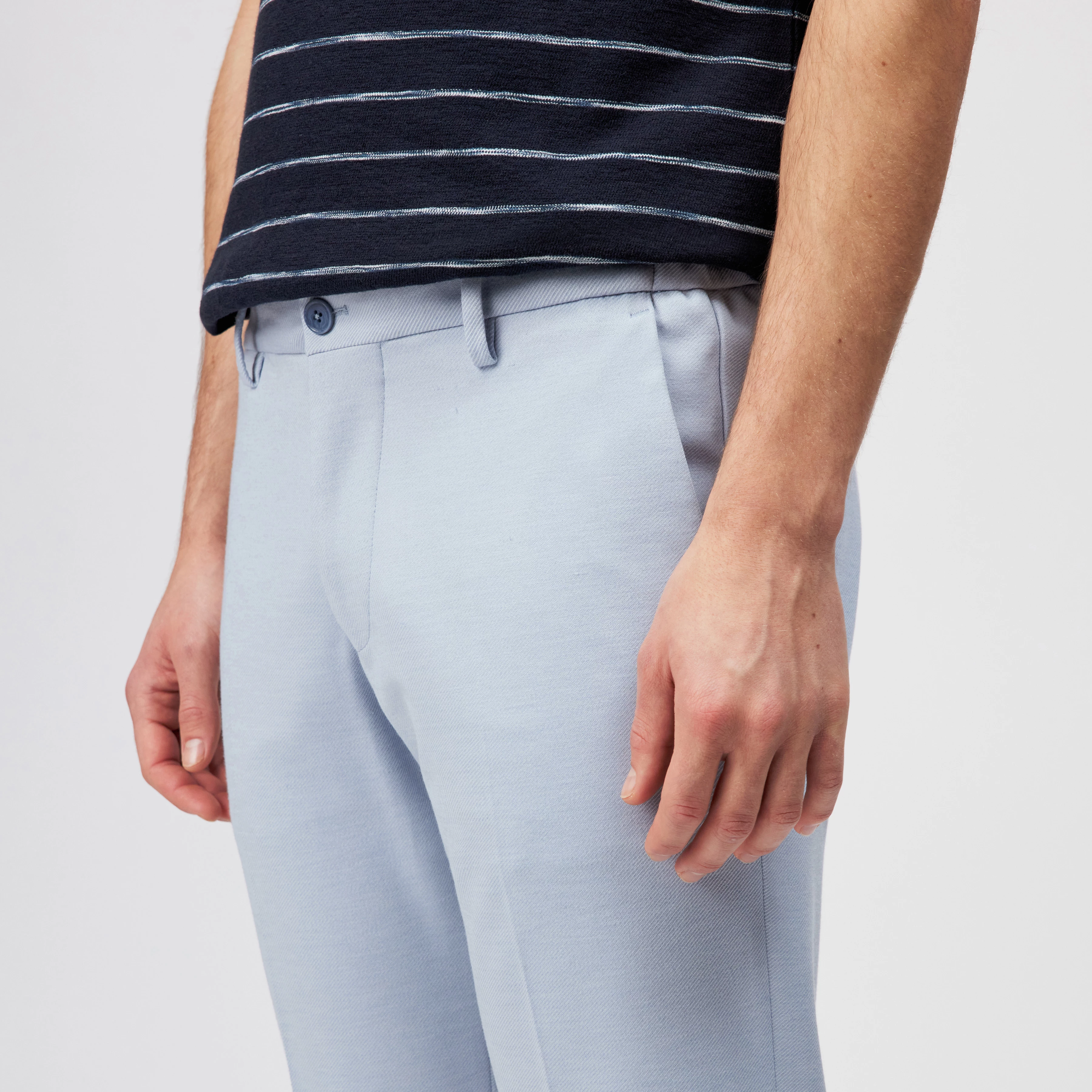 AJEND - Tailored trousers in soft jersey - men - blue - Detailansicht am Model